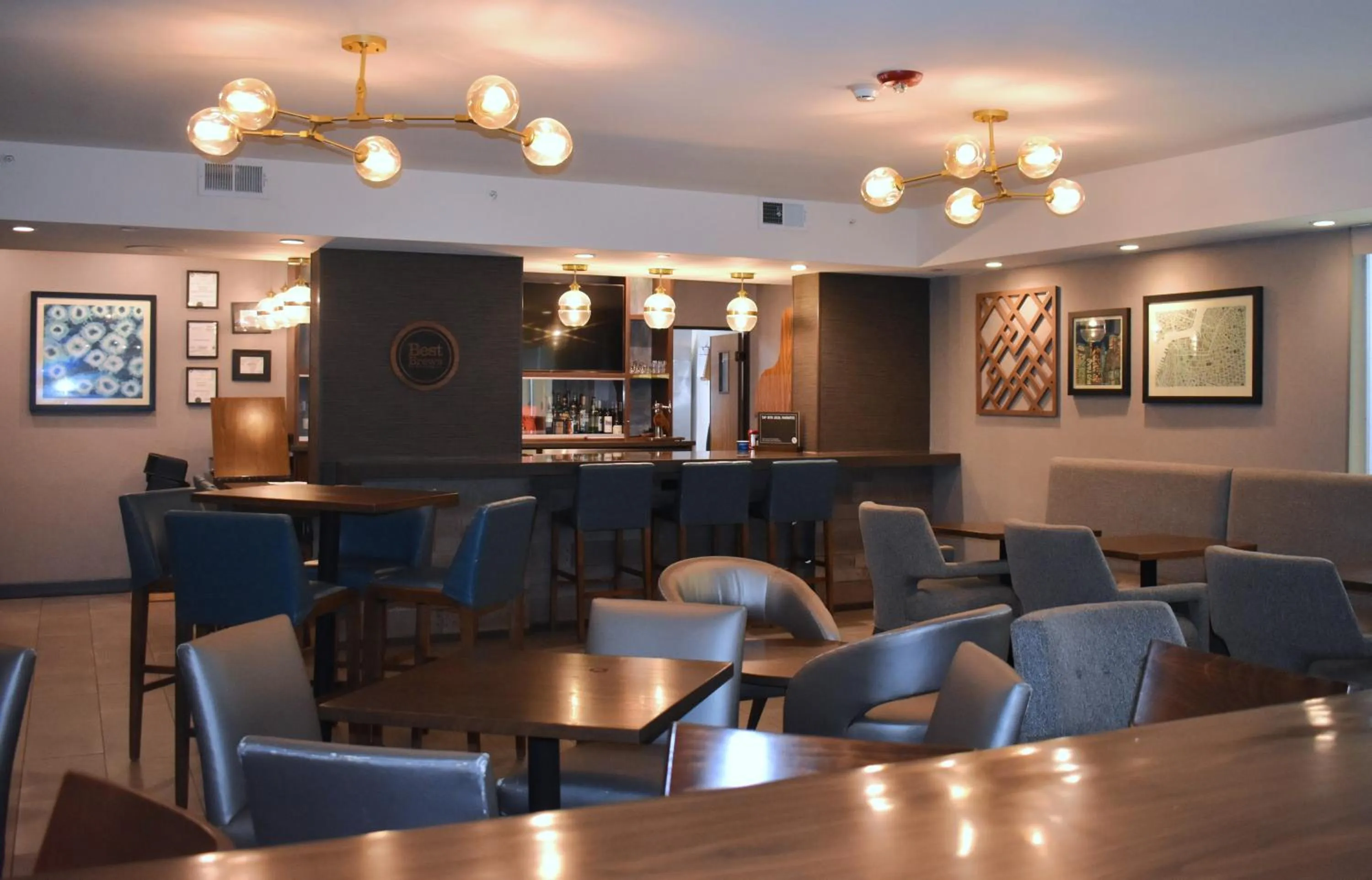 Dining area in Four Points by Sheraton Chicago Westchester/Oak Brook