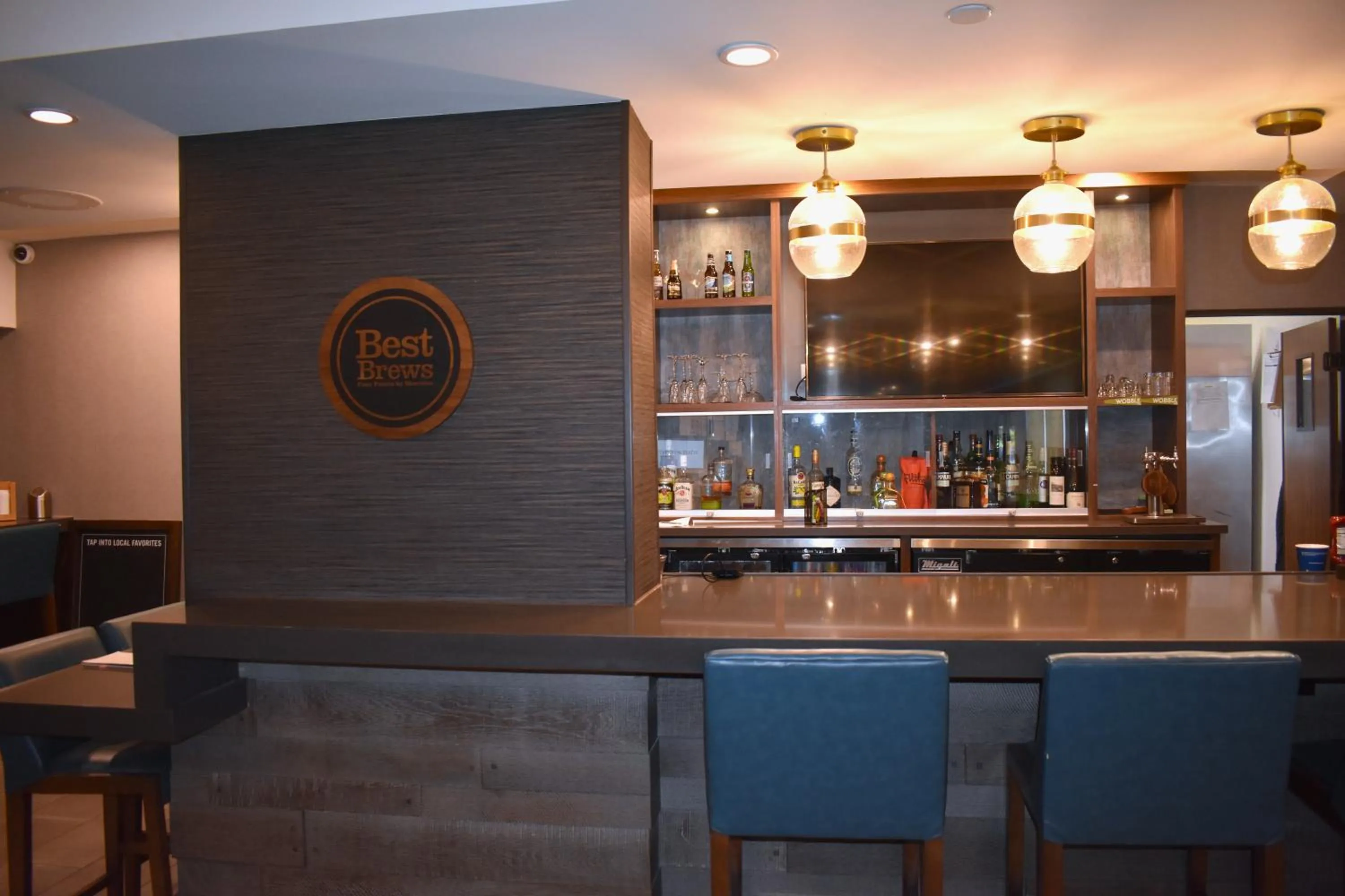 Lounge or bar in Four Points by Sheraton Chicago Westchester/Oak Brook