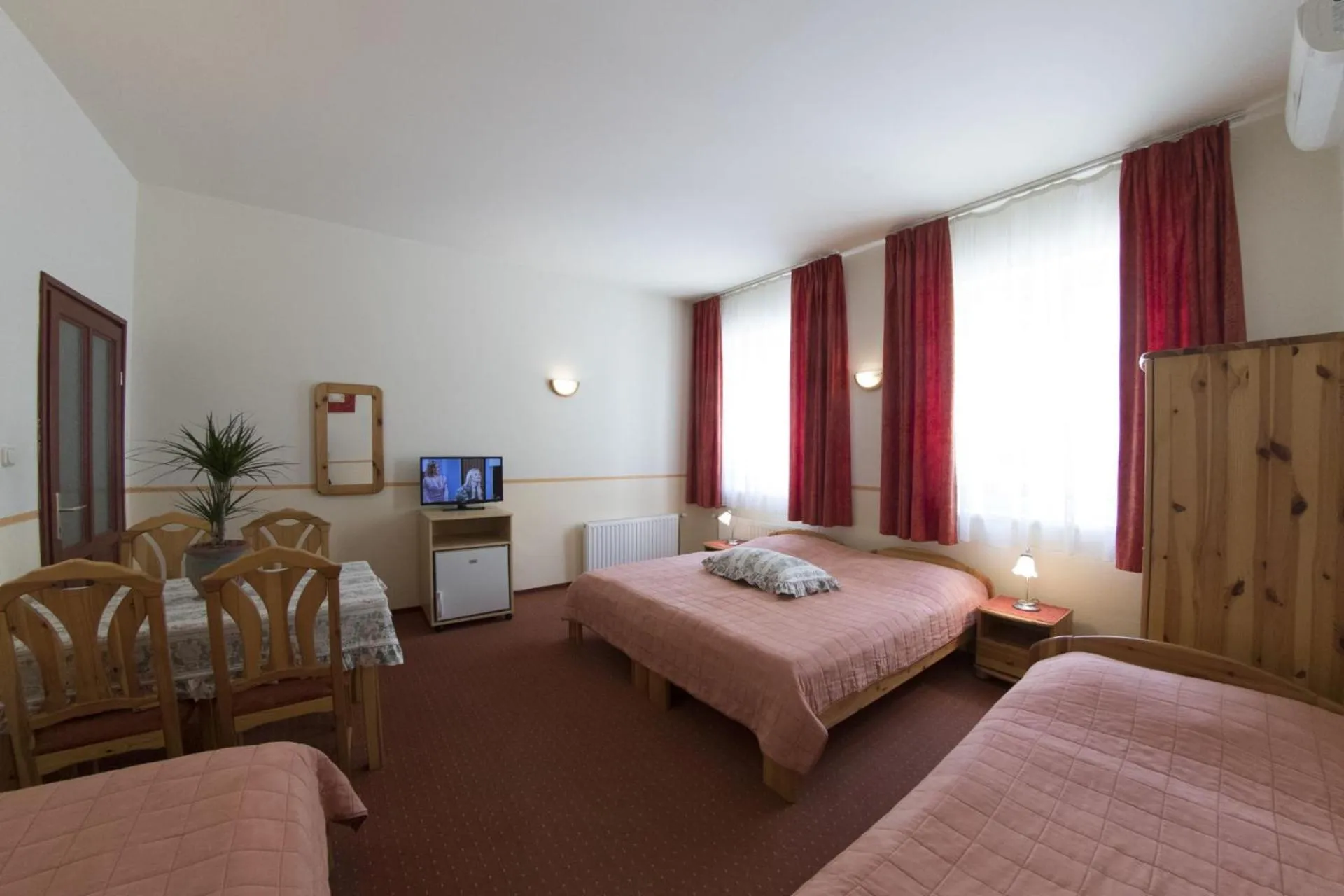 Photo of the whole room, Bed in Família Vendégház