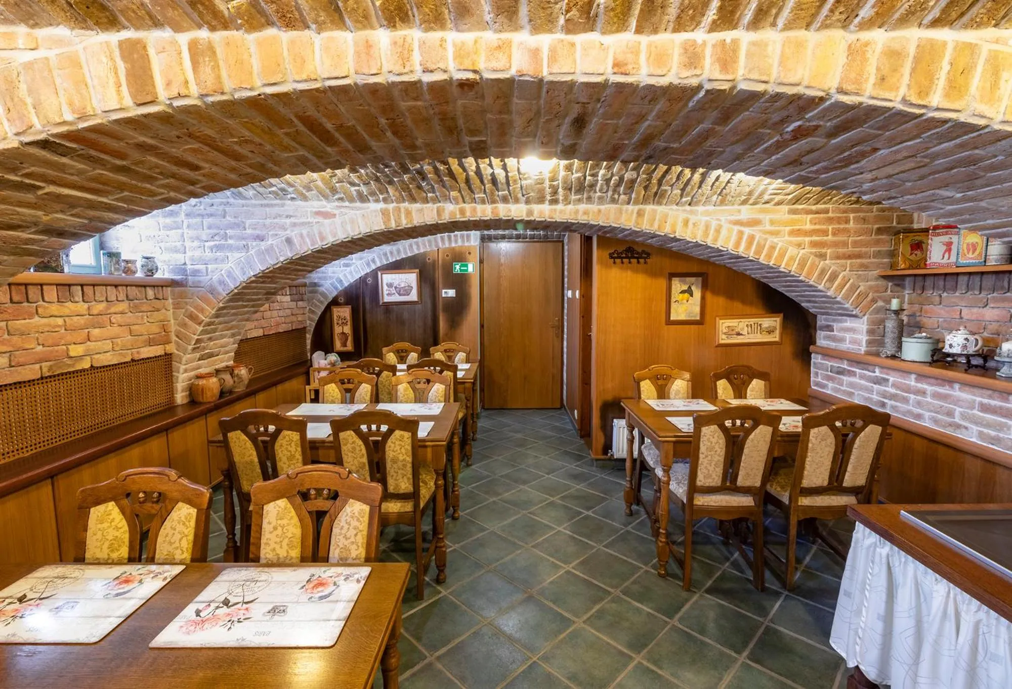 Restaurant/places to eat in Família Vendégház