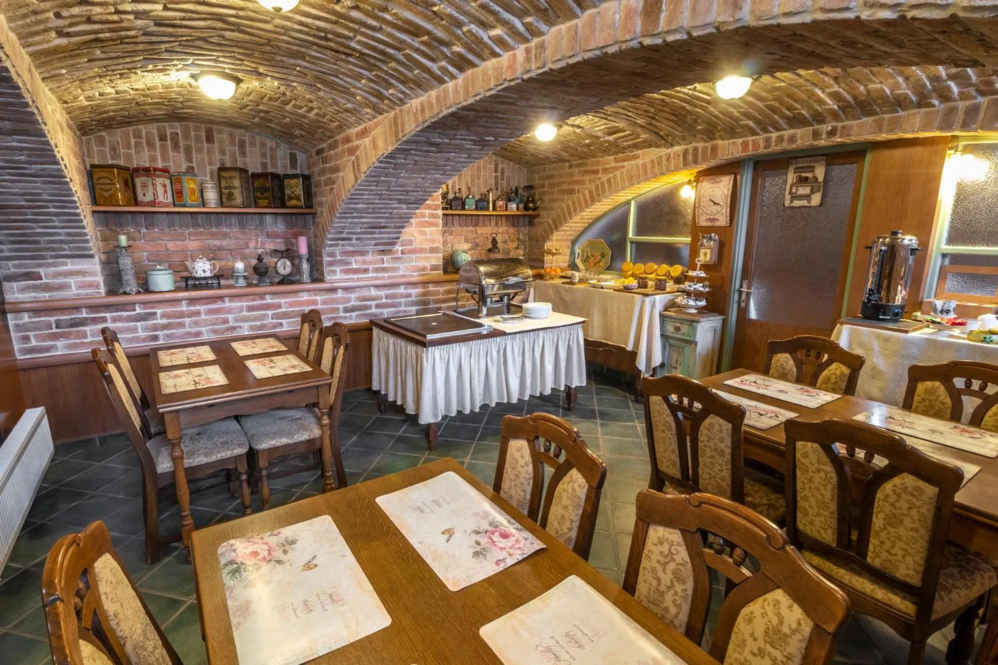 Restaurant/places to eat in Família Vendégház