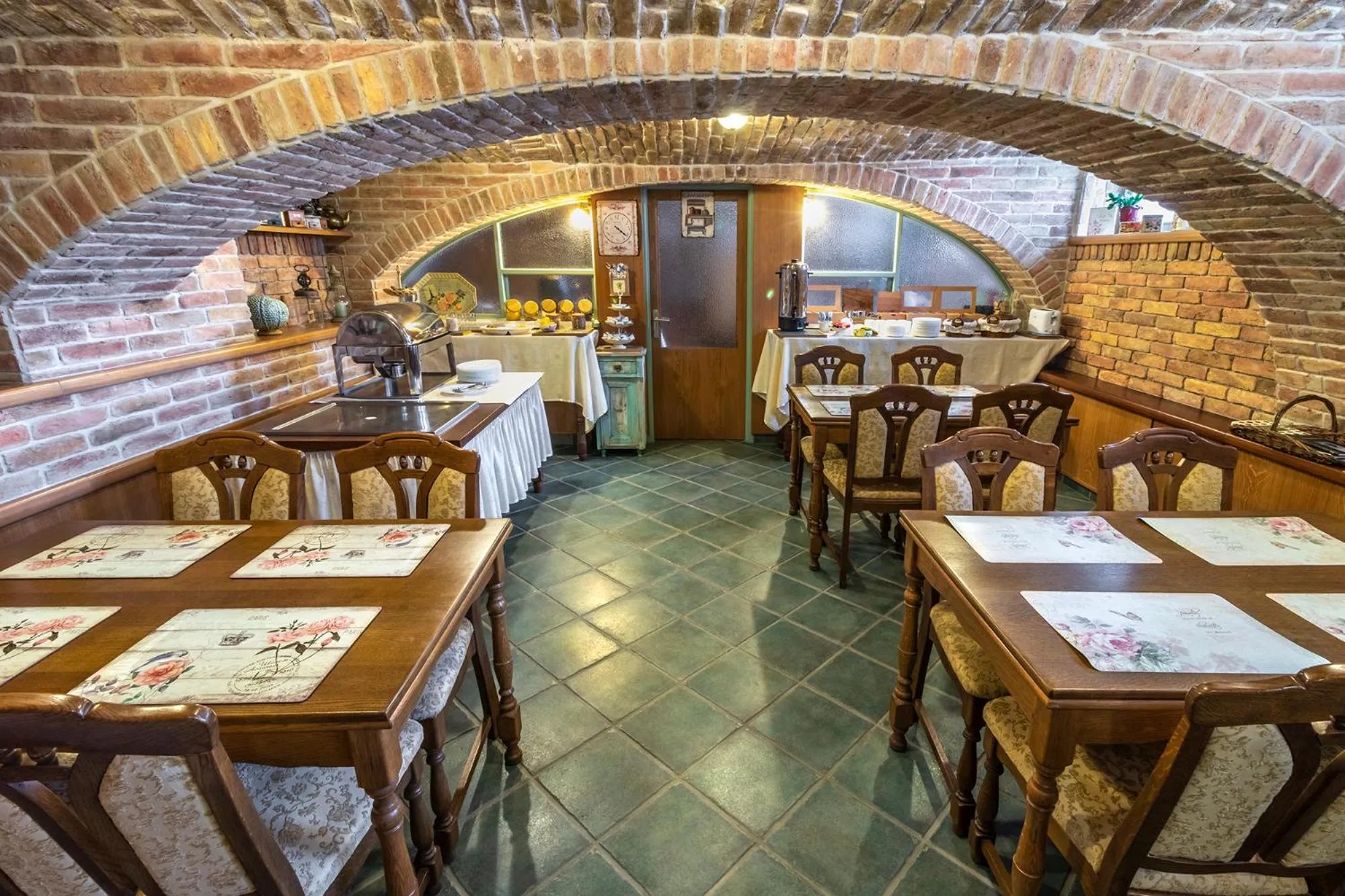 Restaurant/places to eat in Família Vendégház