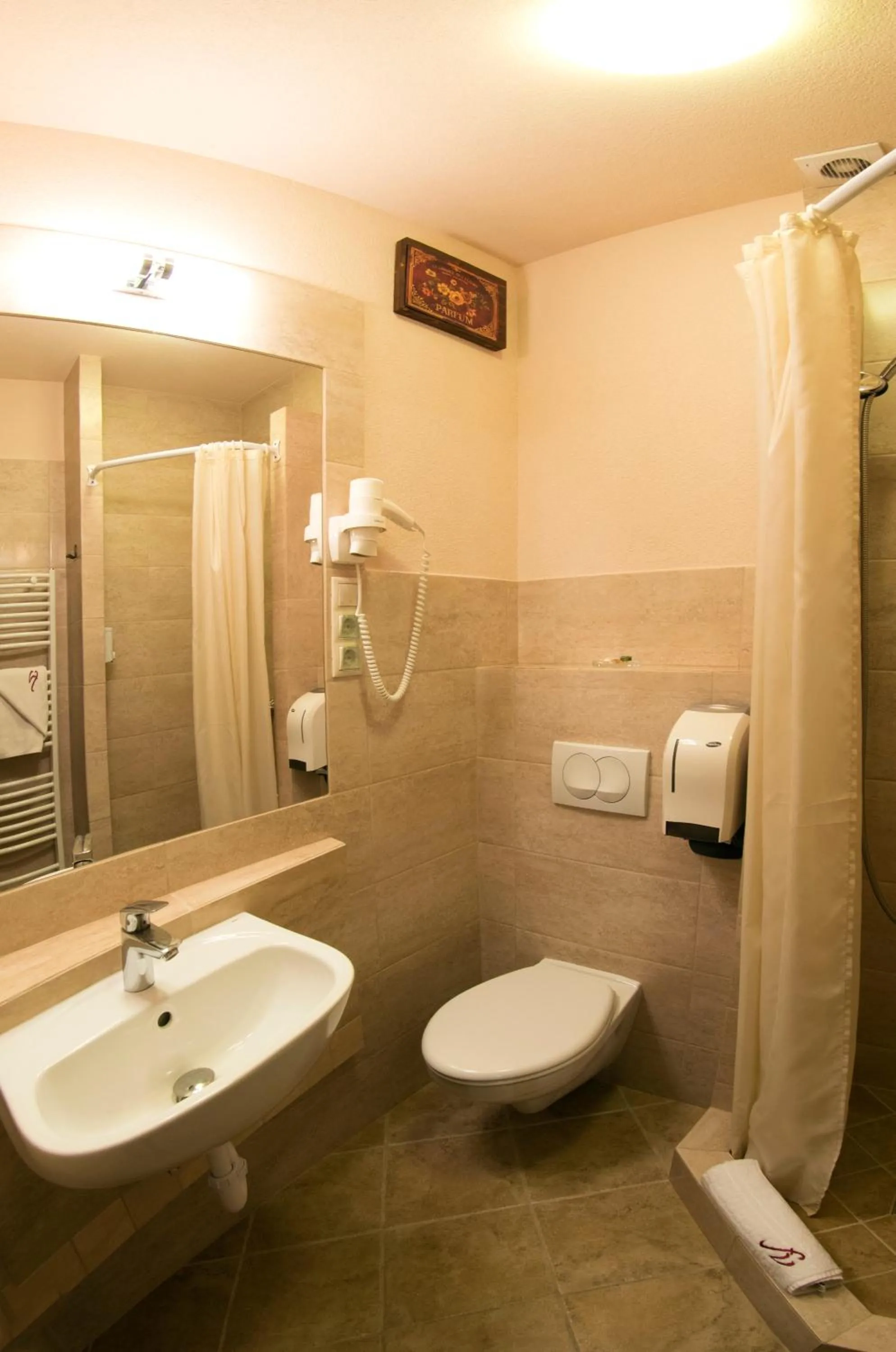 Bathroom in Família Vendégház