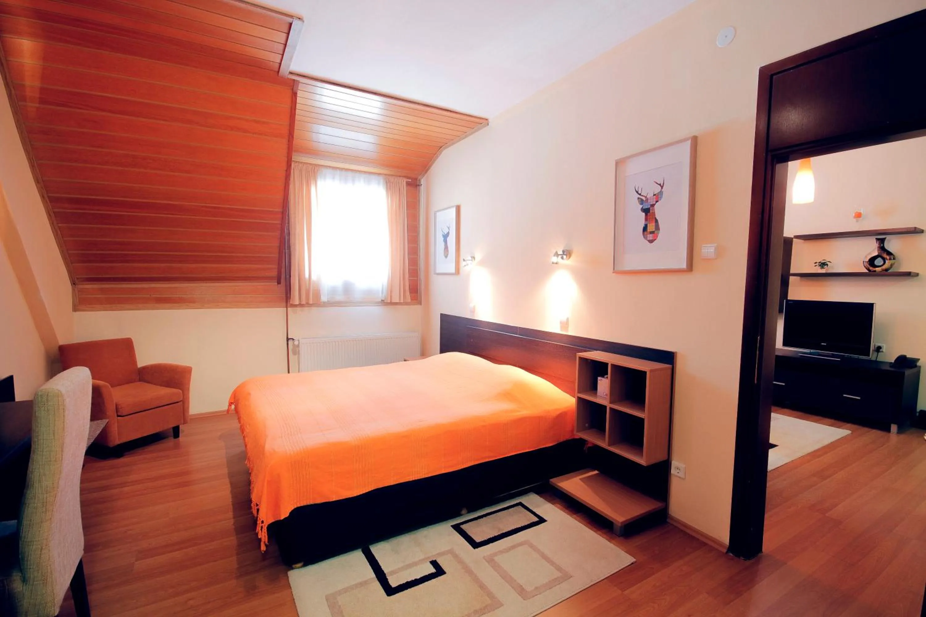 Bedroom, Bed in Hotel Junior