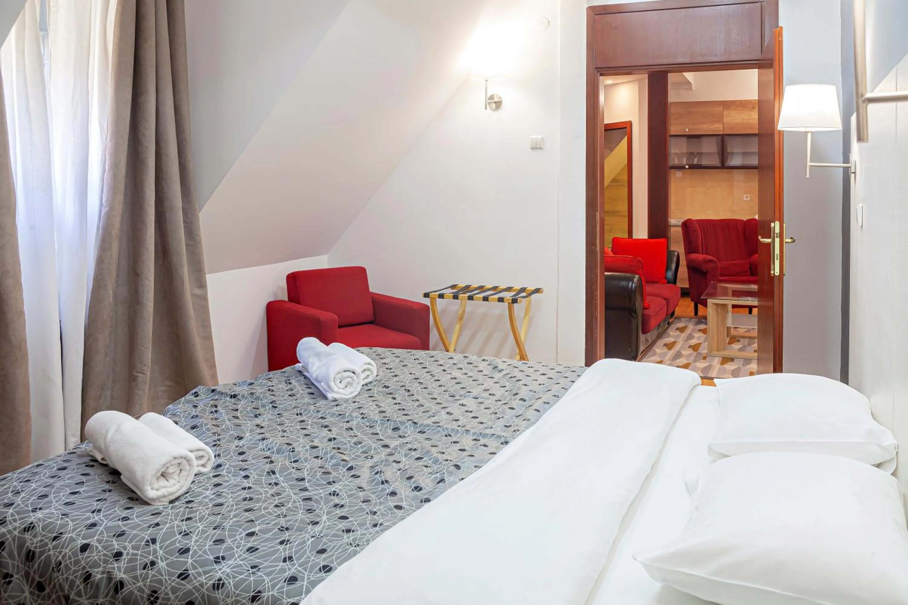 Text overlay, Bed in Hotel Junior