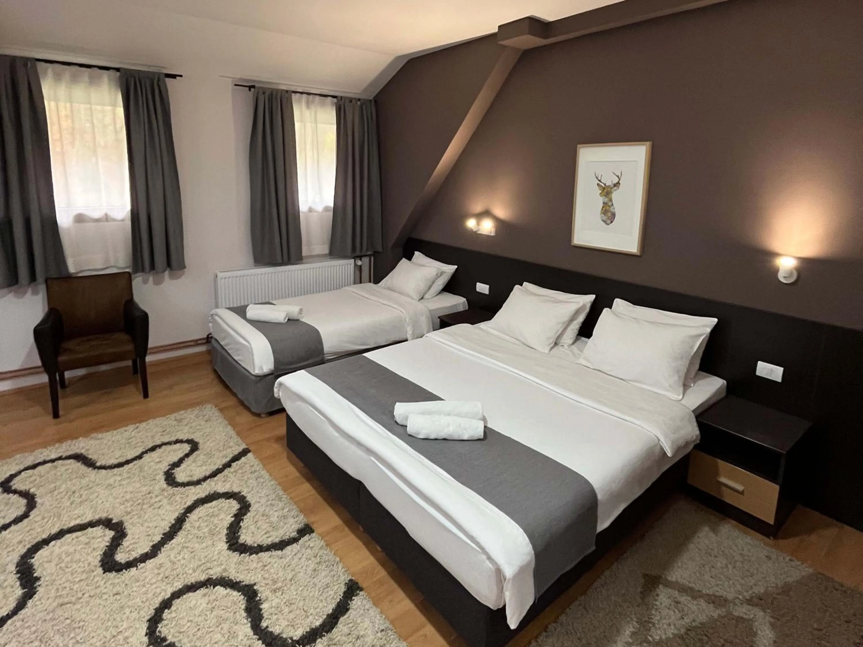 Text overlay, Bed in Hotel Junior