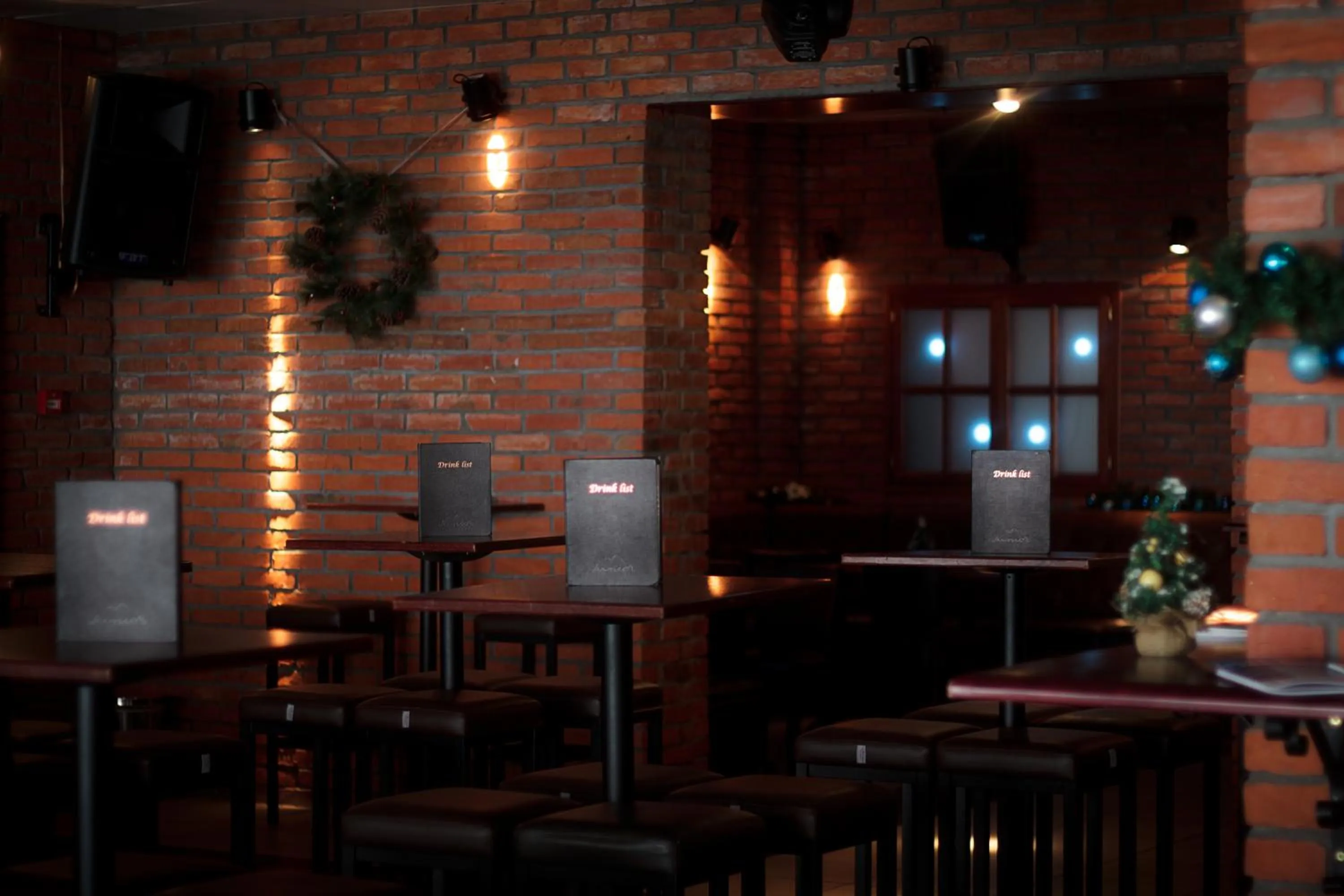 Restaurant/places to eat in Hotel Junior