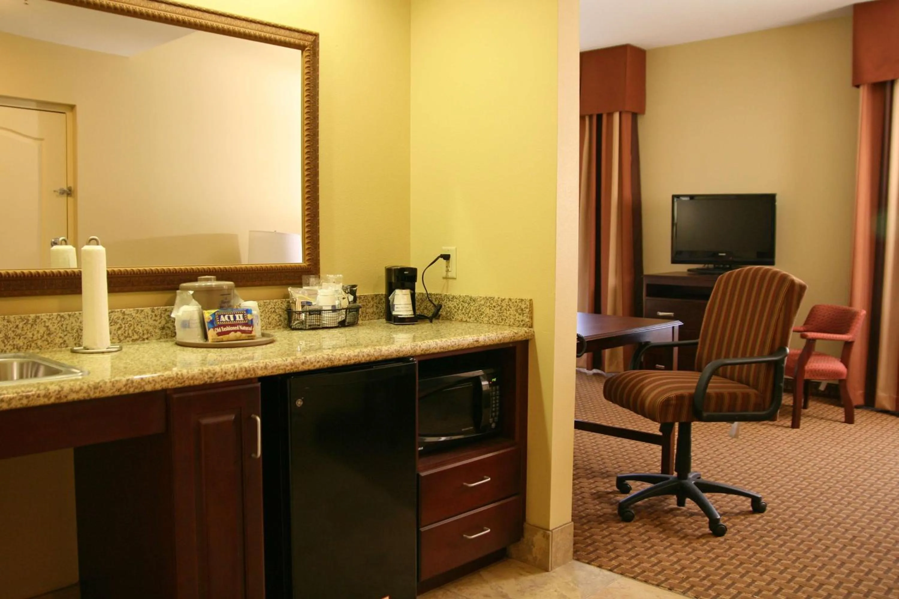 Kitchen or kitchenette in Hampton Inn & Suites Sevierville at Stadium Drive