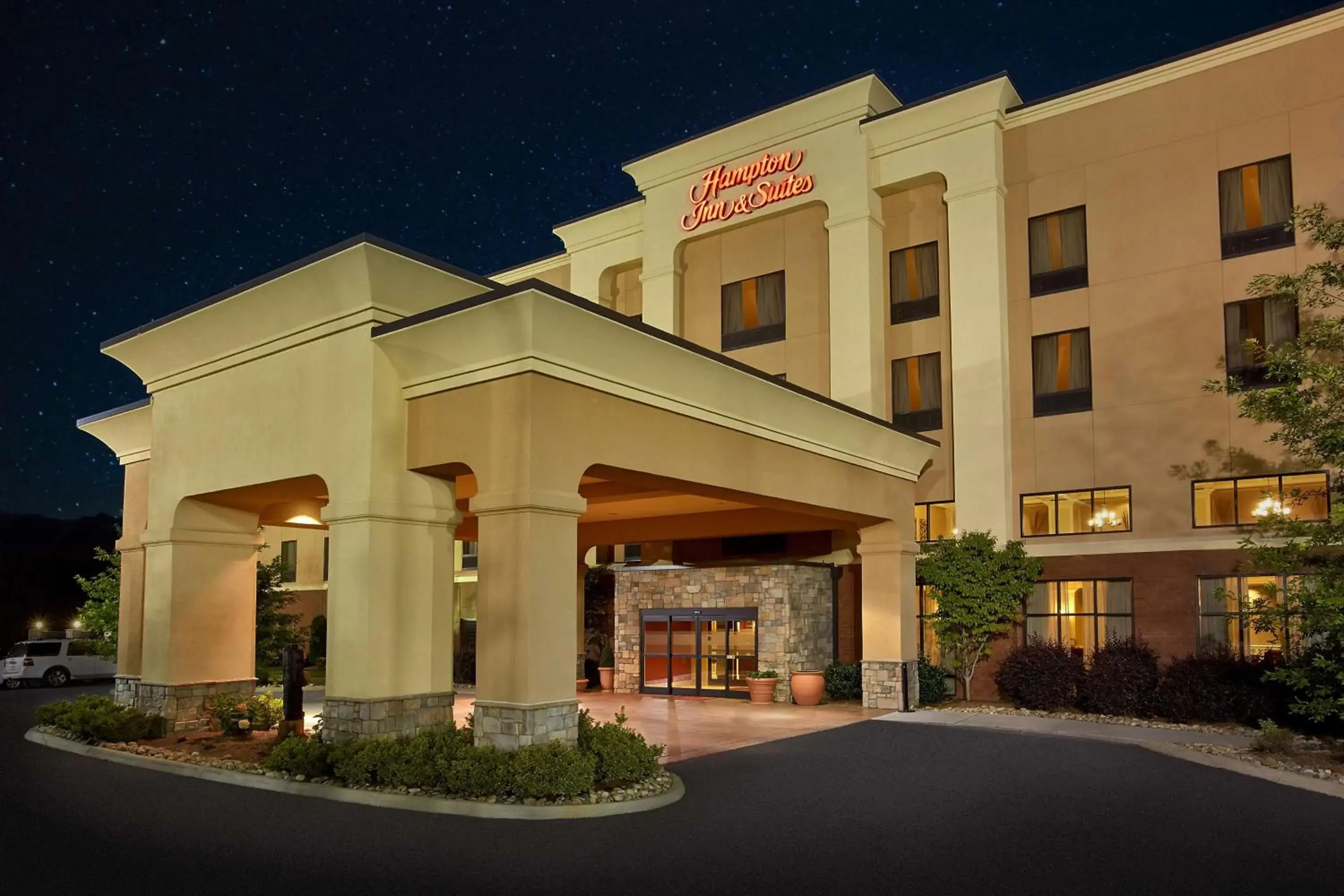 Property building in Hampton Inn & Suites Sevierville at Stadium Drive Property building in Hampton Inn & Suites Sevierville at Stadium Drive