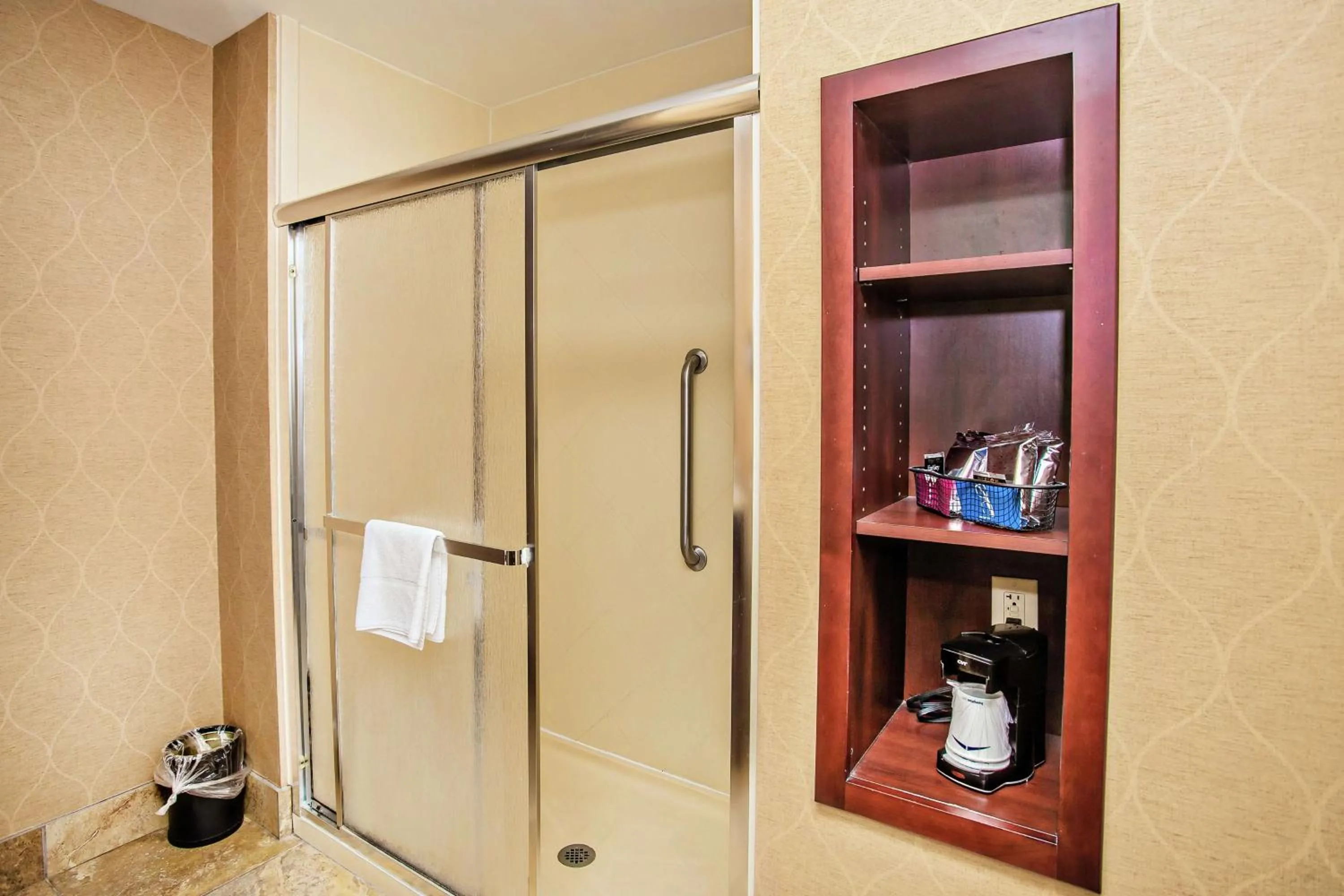 Bathroom in Hampton Inn & Suites Sevierville at Stadium Drive