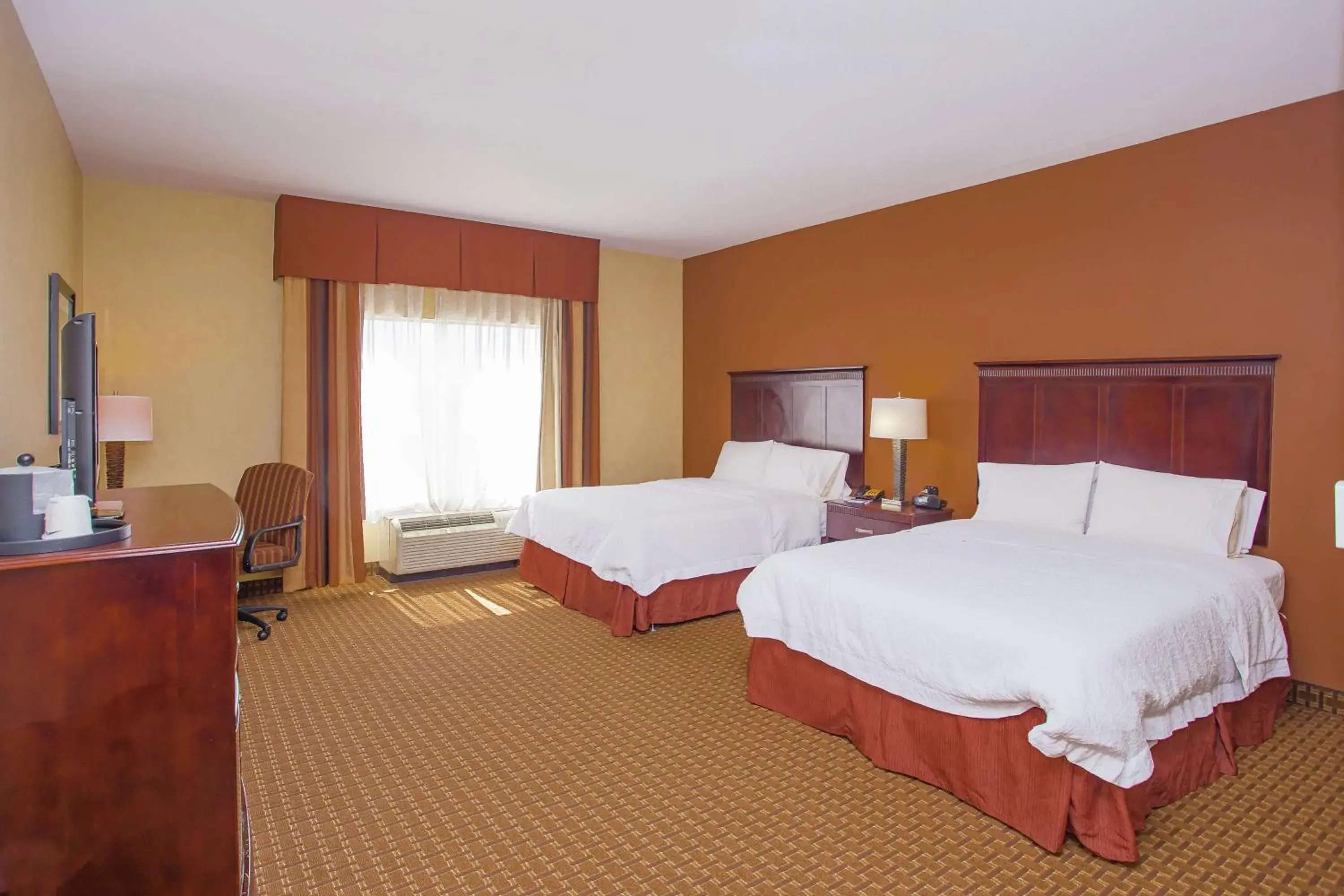 Bedroom, Bed in Hampton Inn & Suites Sevierville at Stadium Drive Bedroom, Bed in Hampton Inn & Suites Sevierville at Stadium Drive