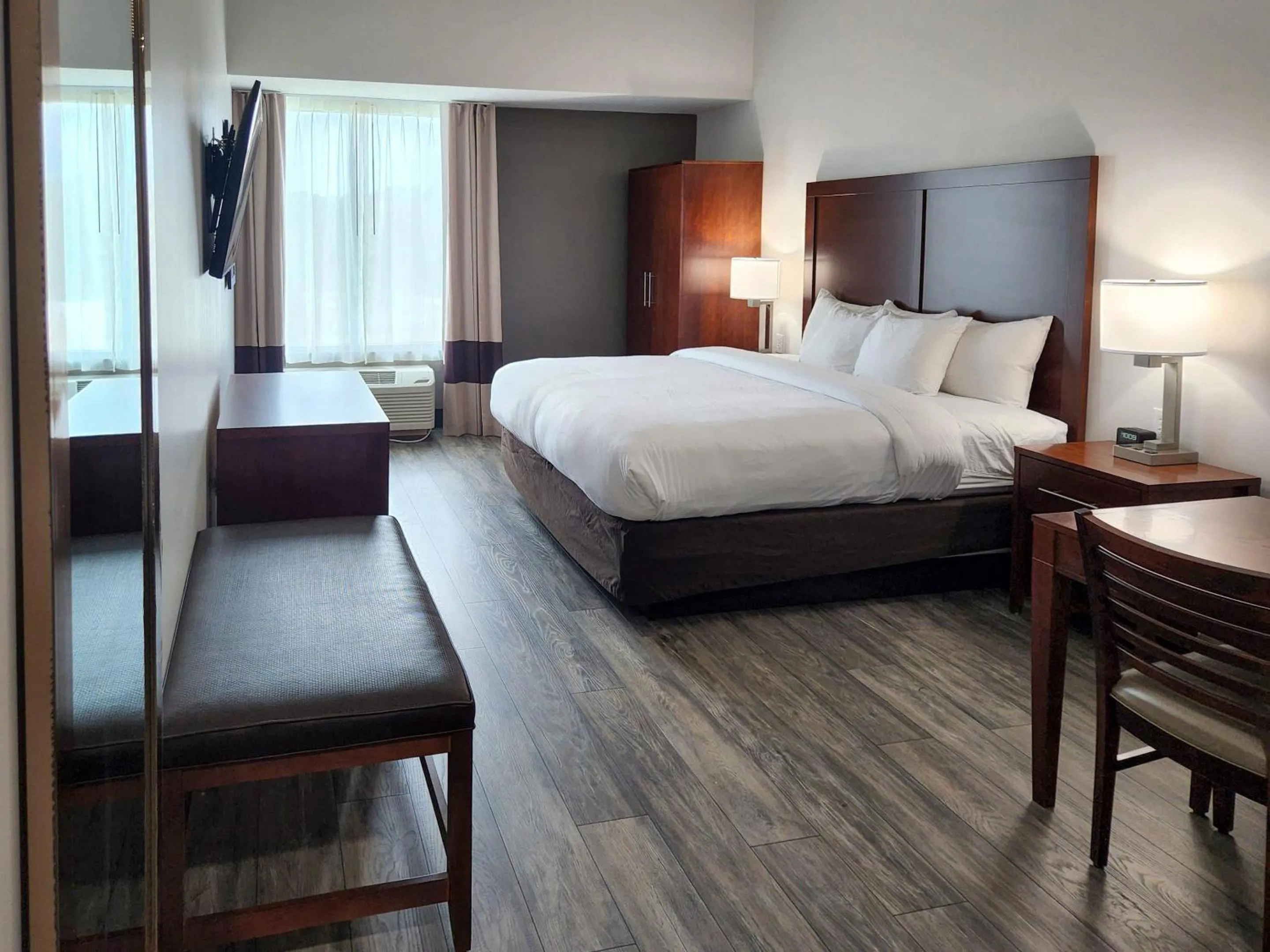 Bedroom, Bed in Comfort Suites Baymeadows Near Butler Blvd