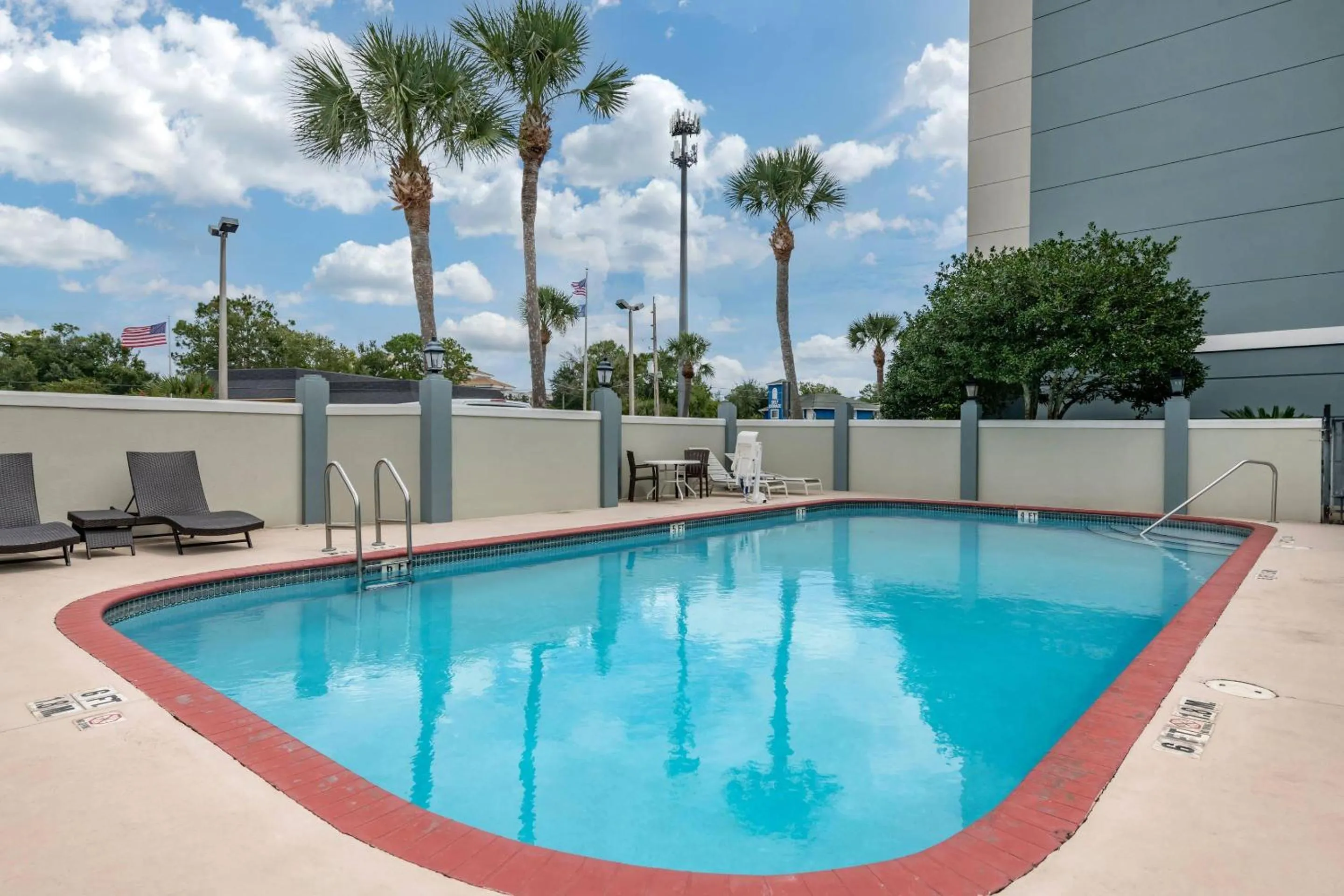 Swimming pool in Comfort Suites Baymeadows Near Butler Blvd