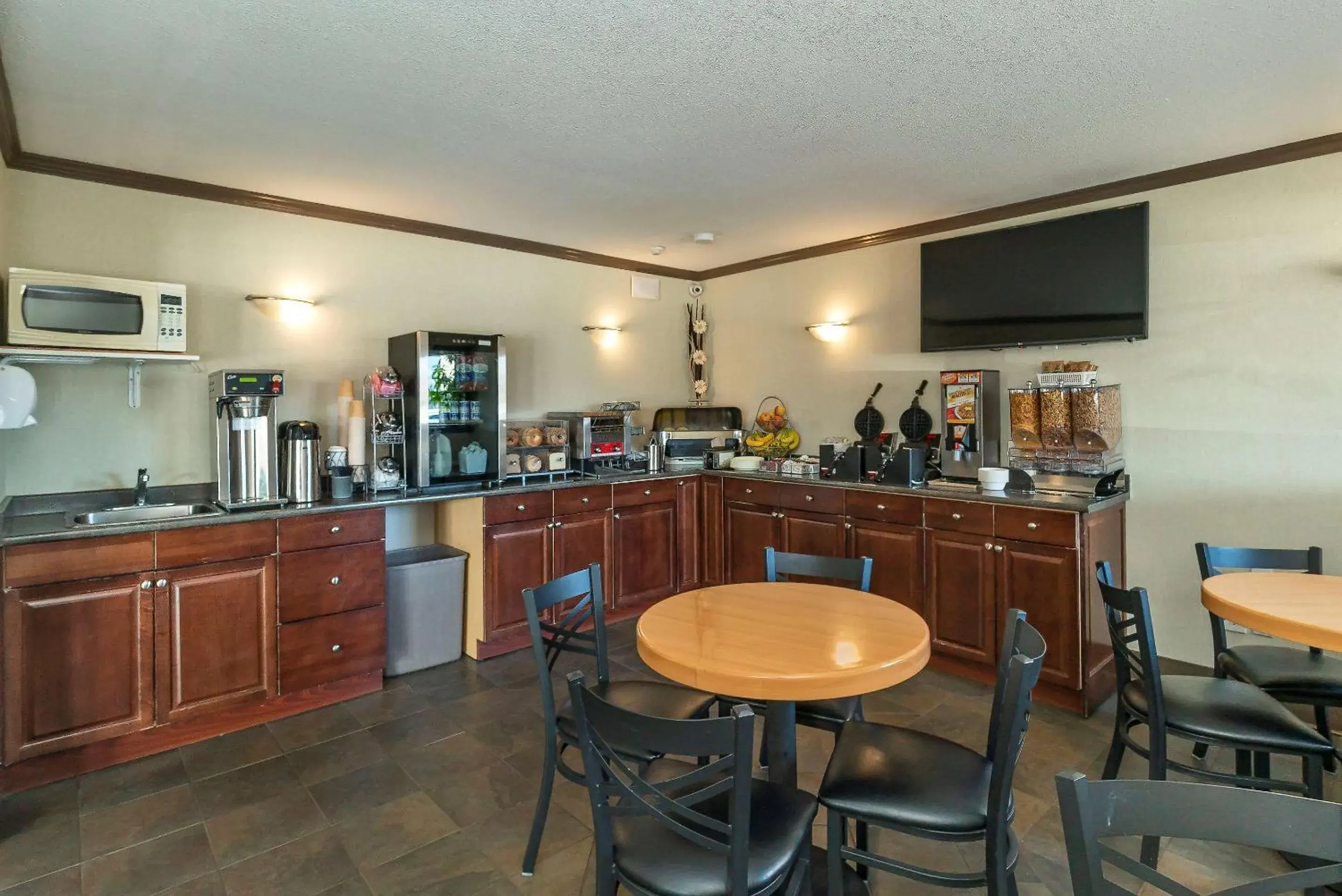 Breakfast in Quality Inn & Suites Breakfast in Quality Inn & Suites