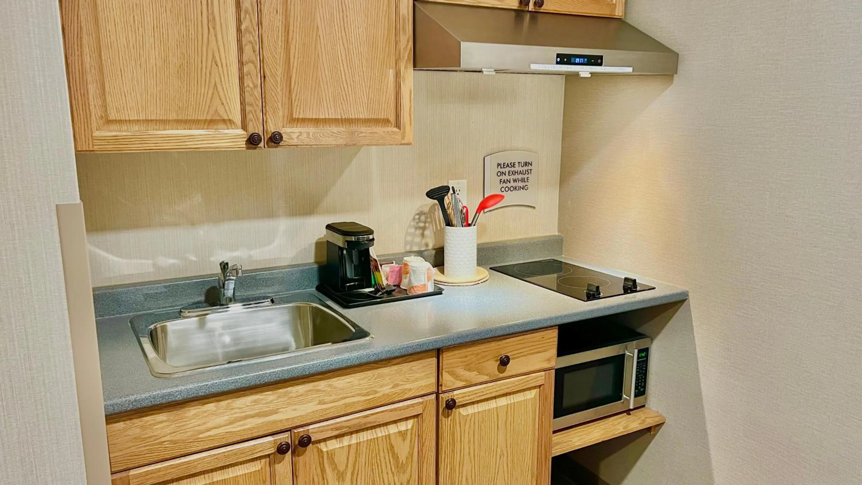 Kitchen or kitchenette in Quality Inn & Suites