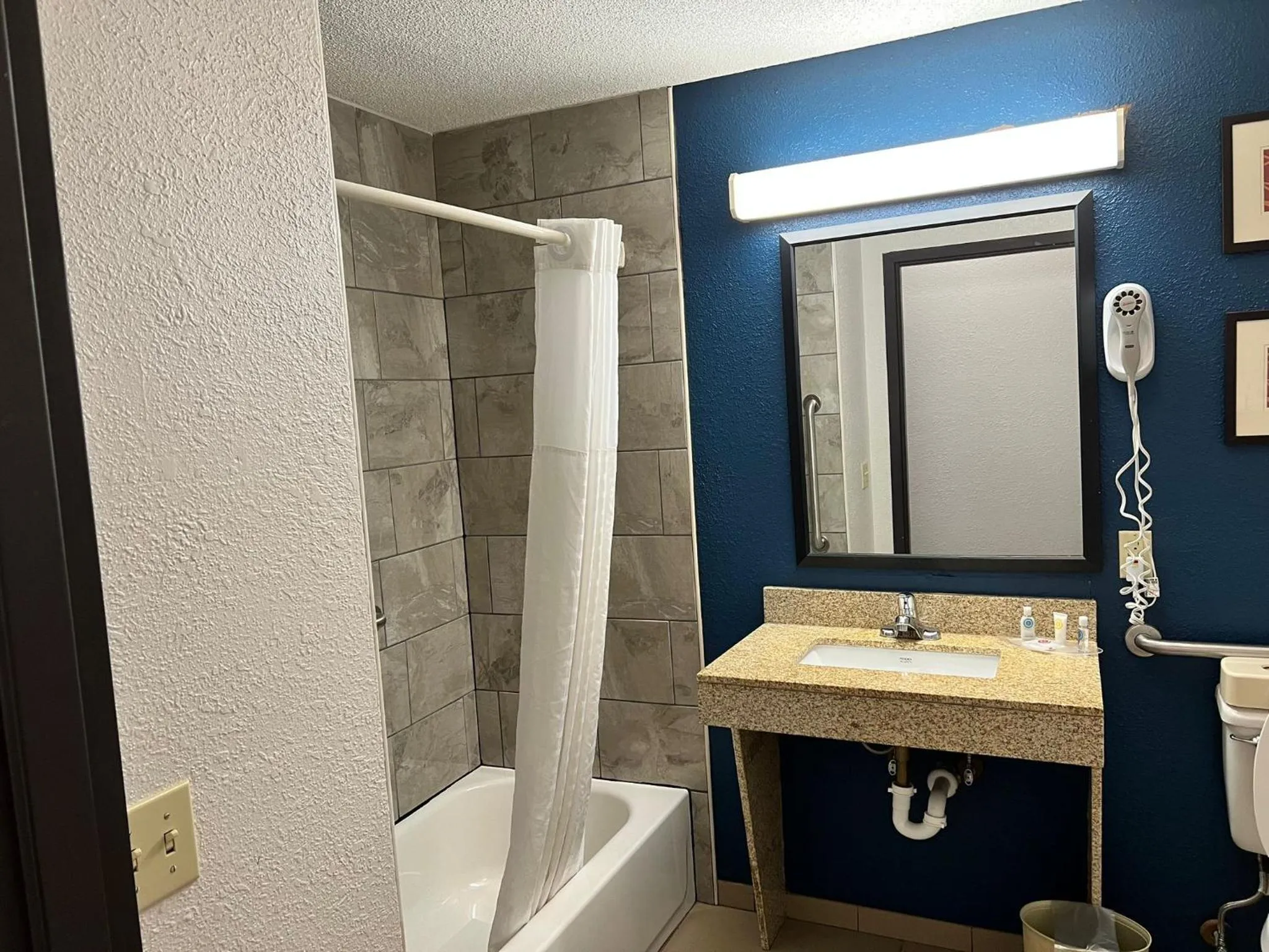 Bathroom in Comfort Suites Louisville East