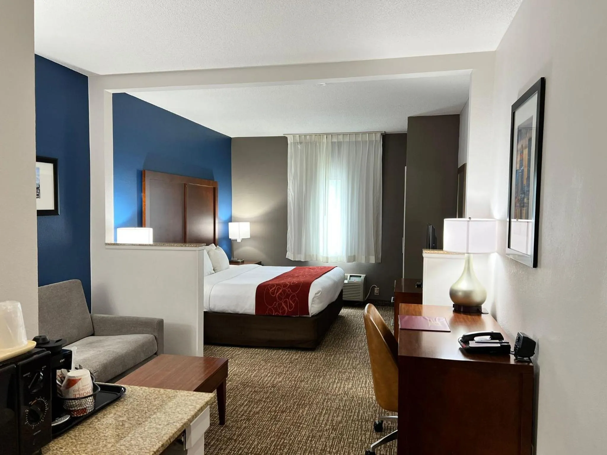 Bedroom, Bed in Comfort Suites Louisville East