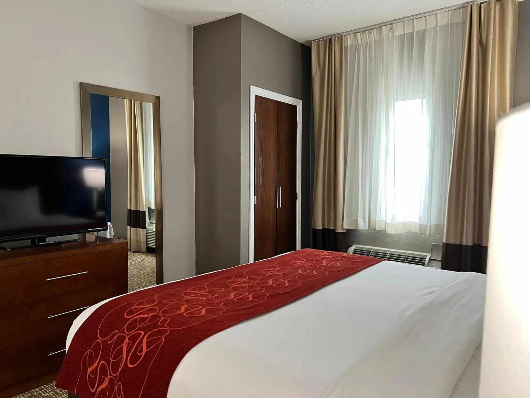 Bedroom, Bed in Comfort Suites Louisville East