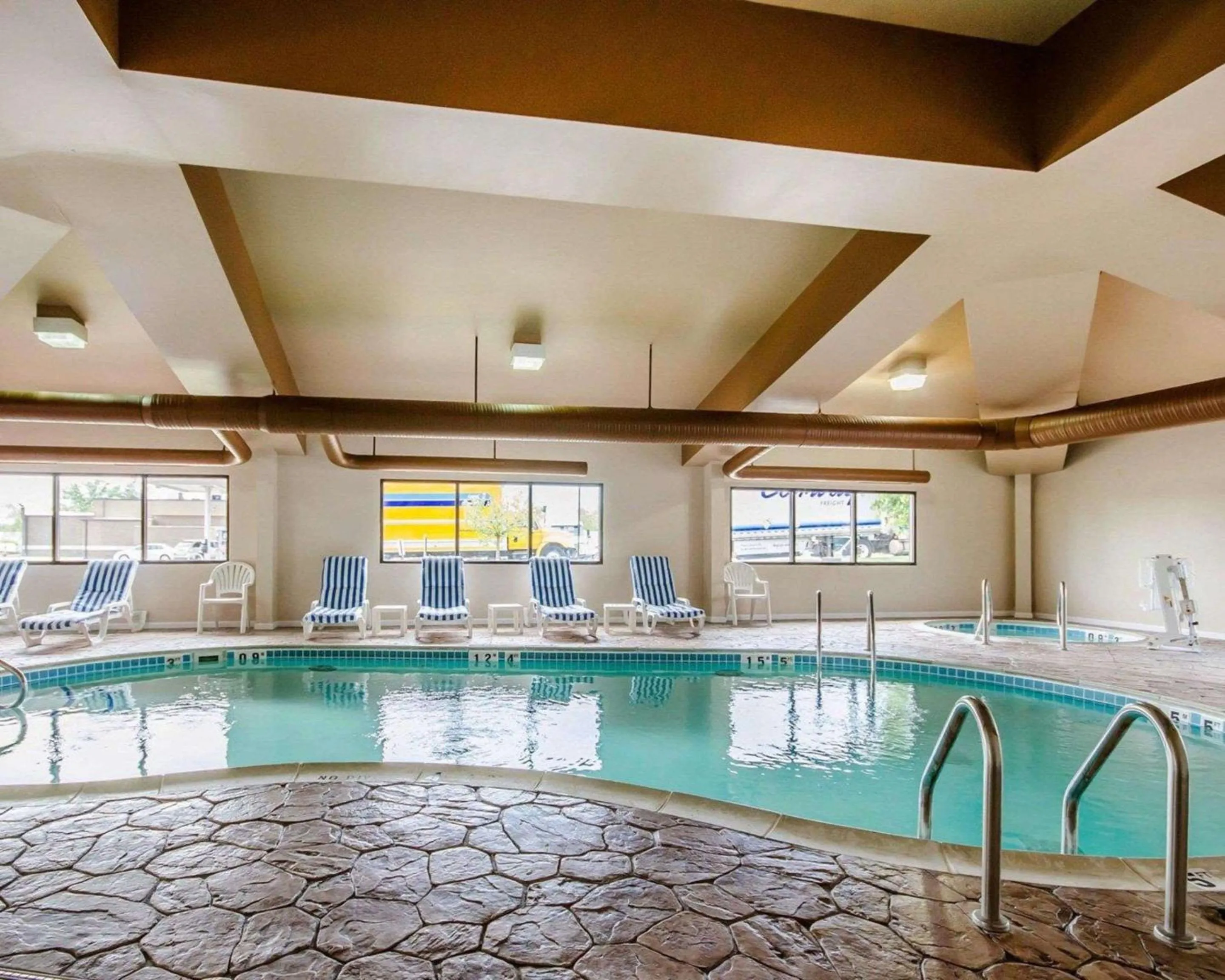 Swimming pool in Comfort Suites Louisville East