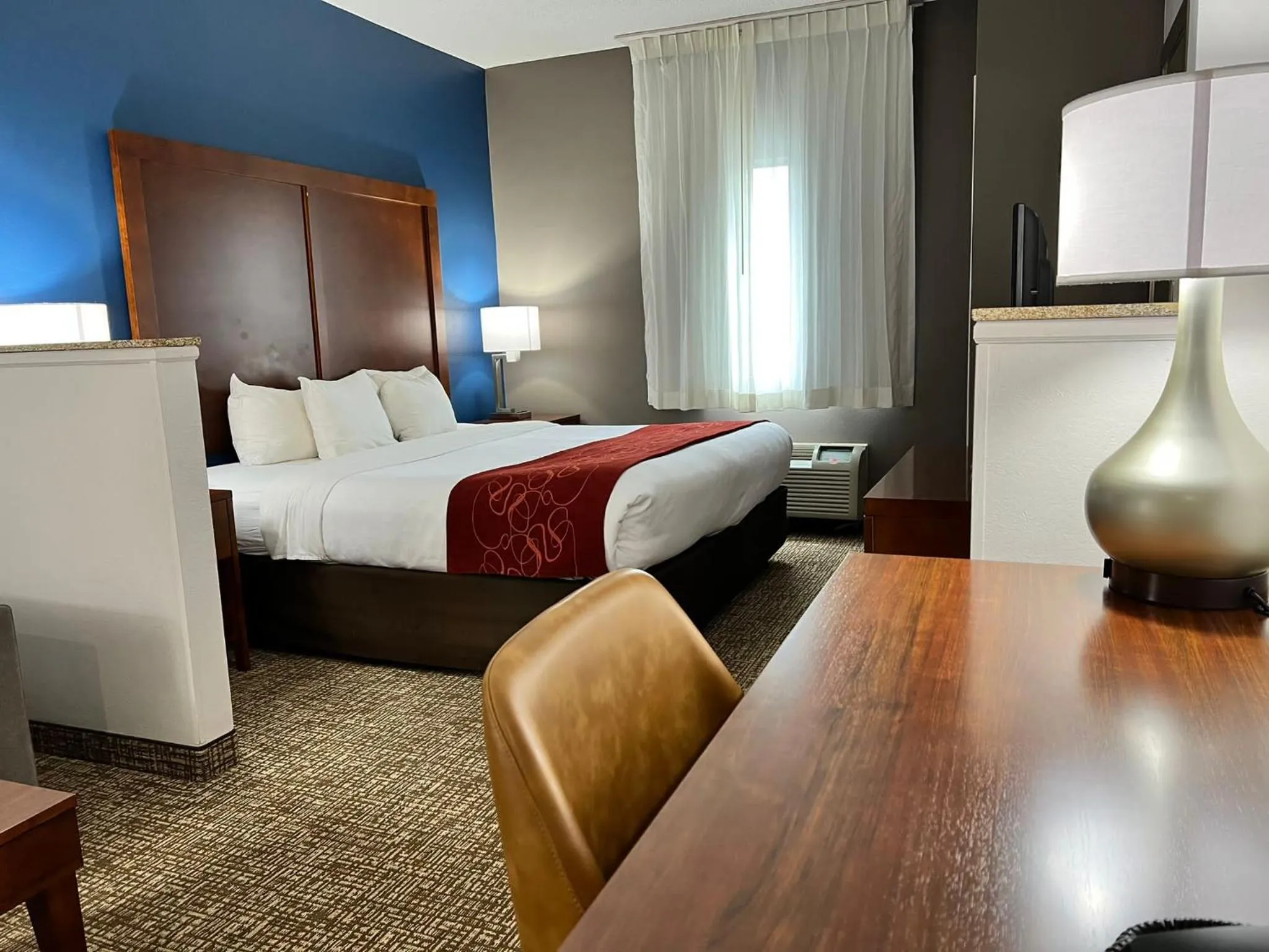 Bedroom, Bed in Comfort Suites Louisville East