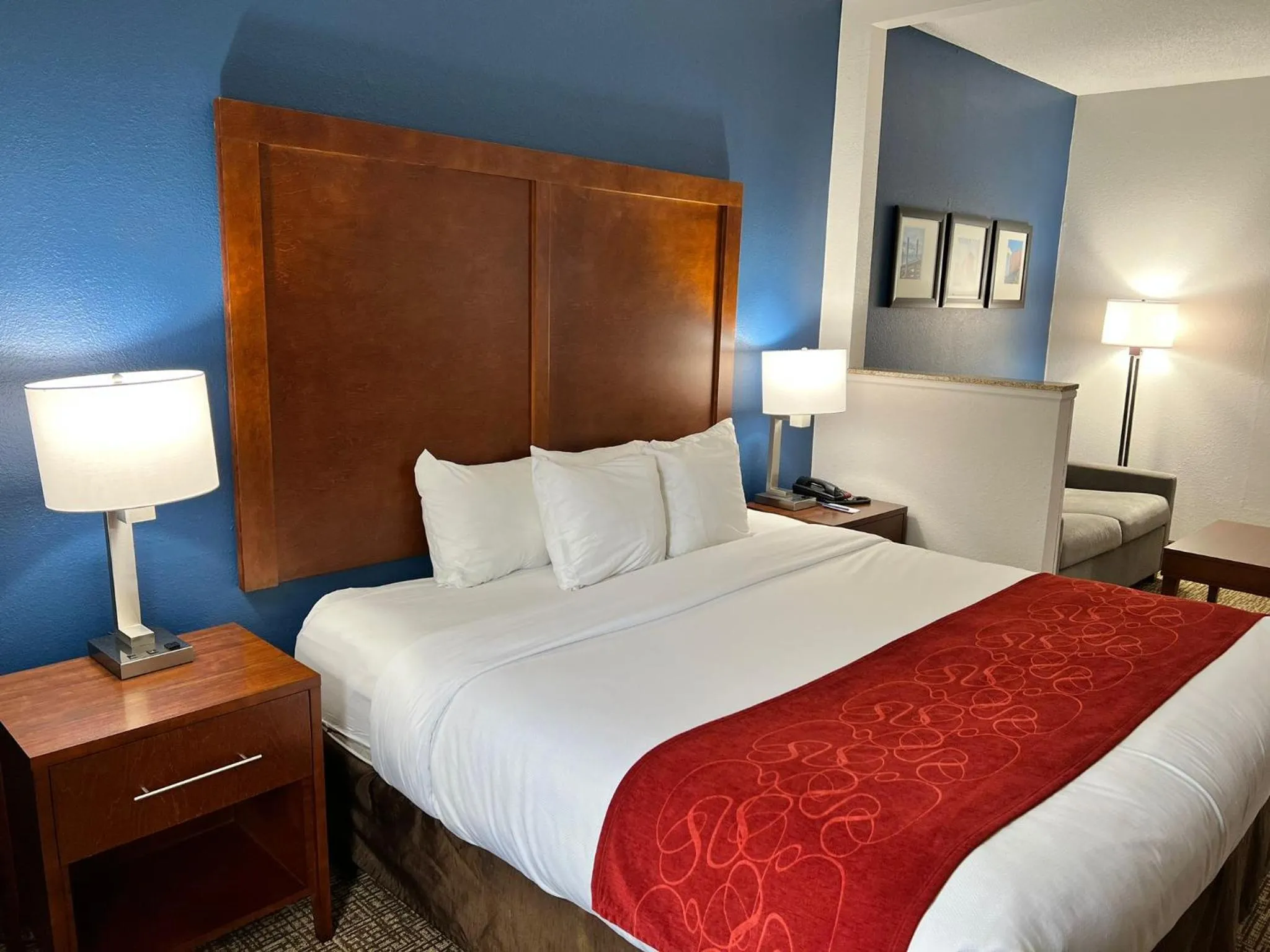 Bedroom, Bed in Comfort Suites Louisville East