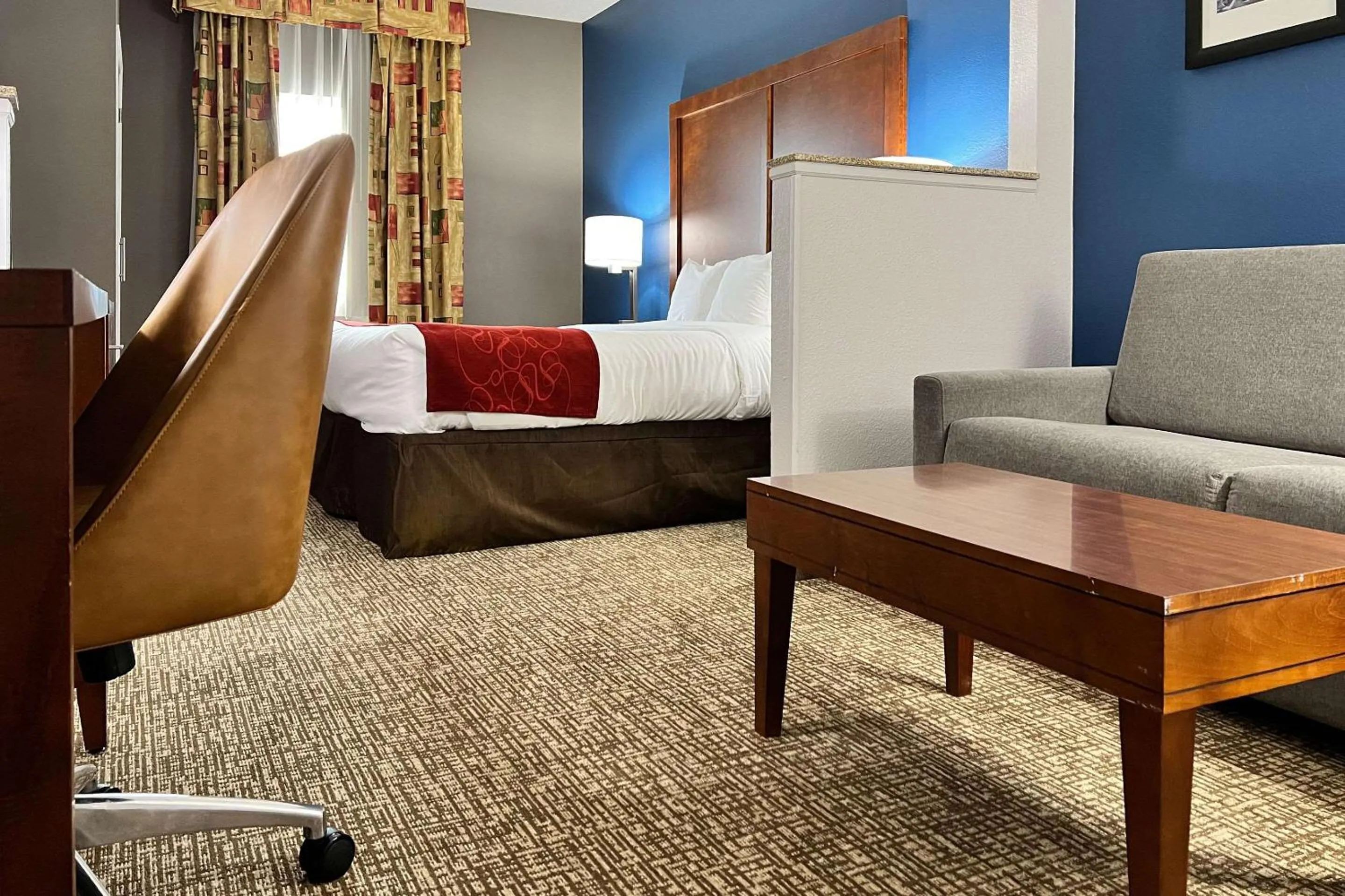 Bedroom, Bed in Comfort Suites Louisville East