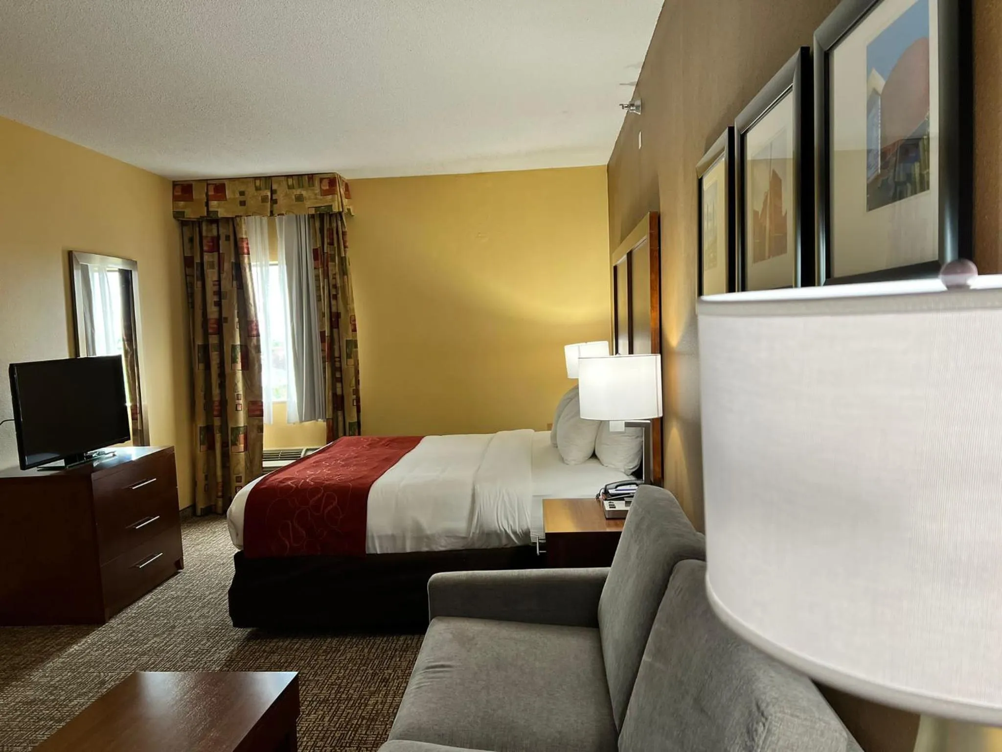 Bedroom, Bed in Comfort Suites Louisville East