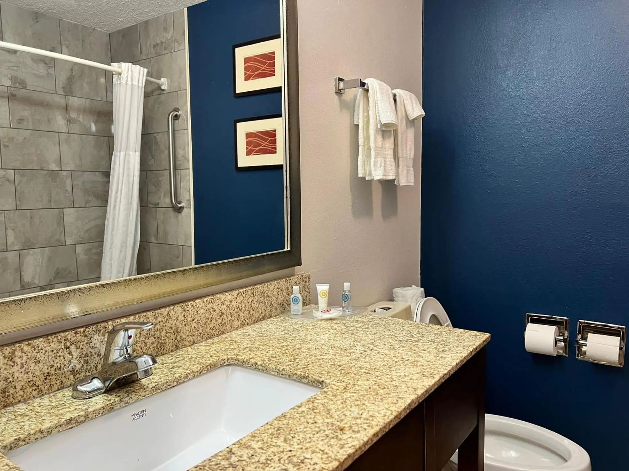 Bathroom in Comfort Suites Louisville East