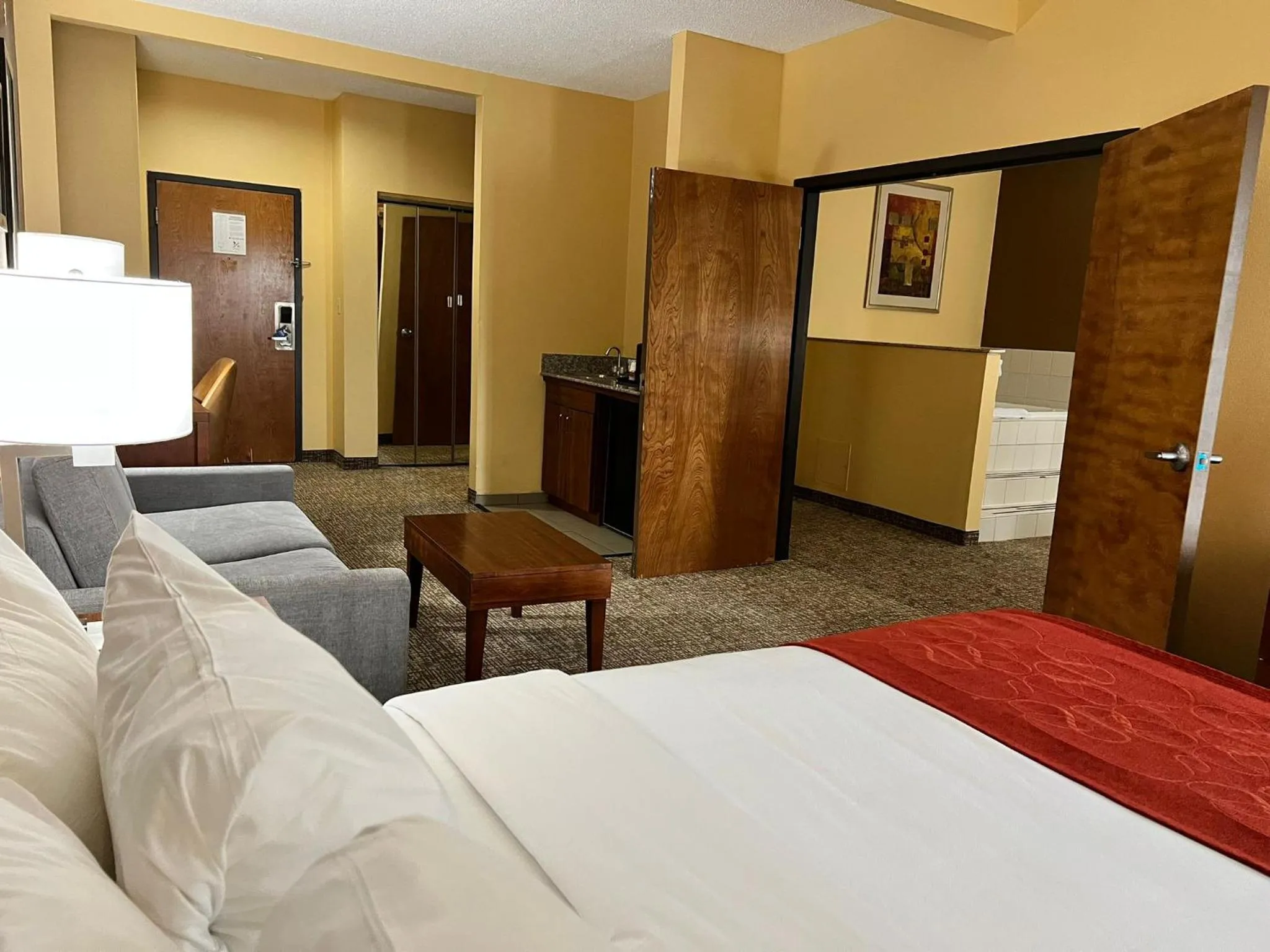 Bedroom, Bed in Comfort Suites Louisville East