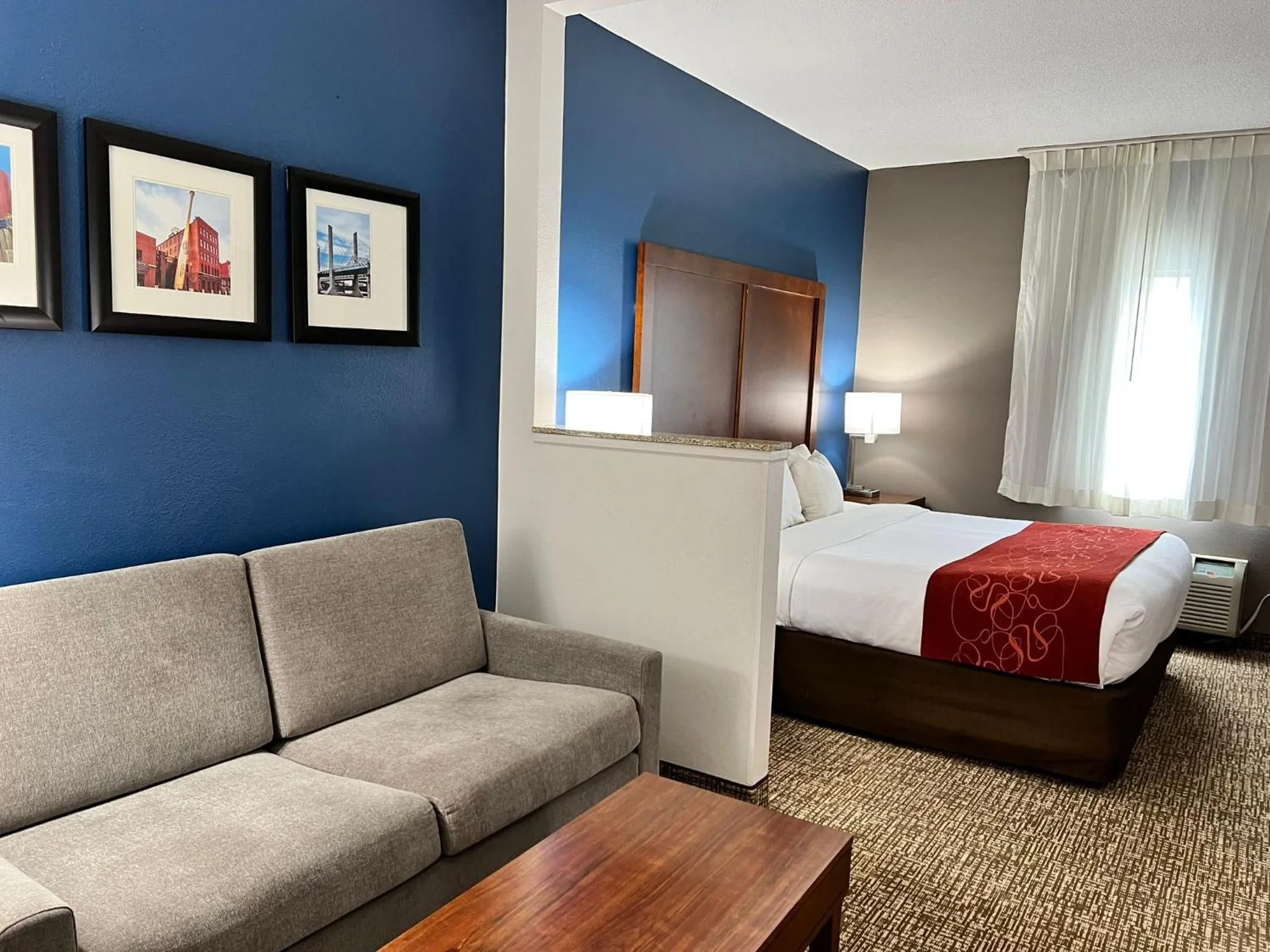 Bedroom, Bed in Comfort Suites Louisville East