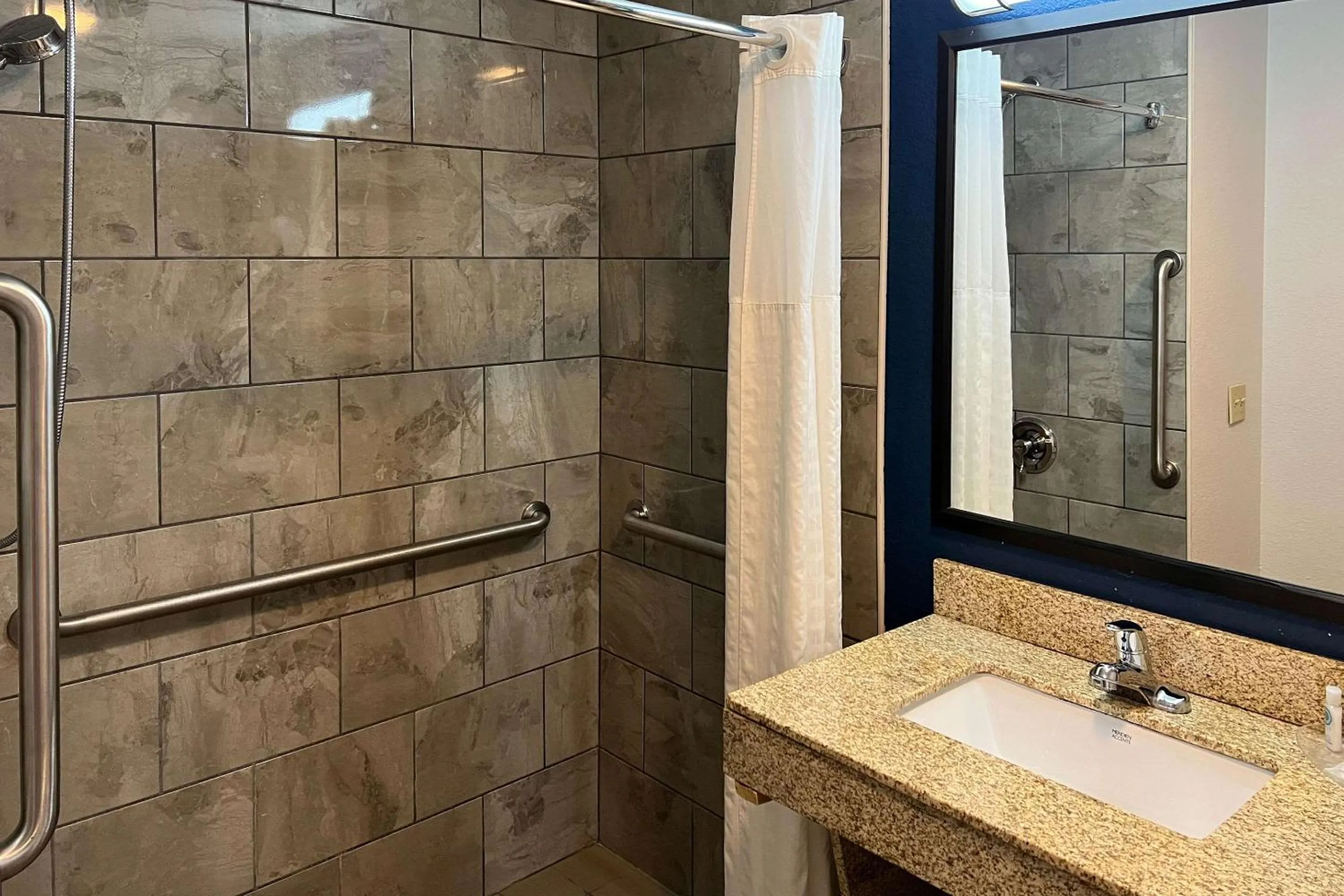 Bathroom in Comfort Suites Louisville East