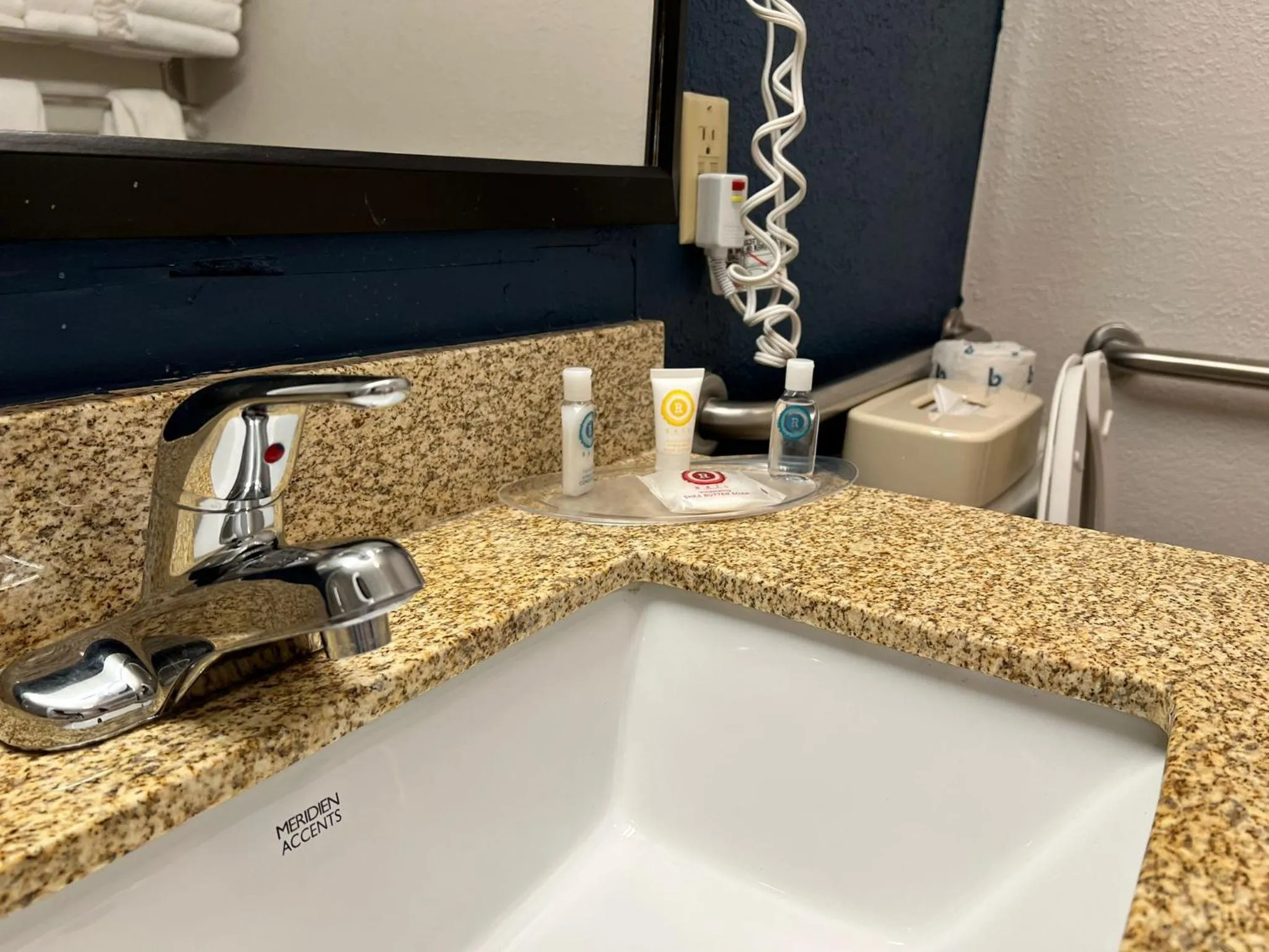 Bathroom in Comfort Suites Louisville East