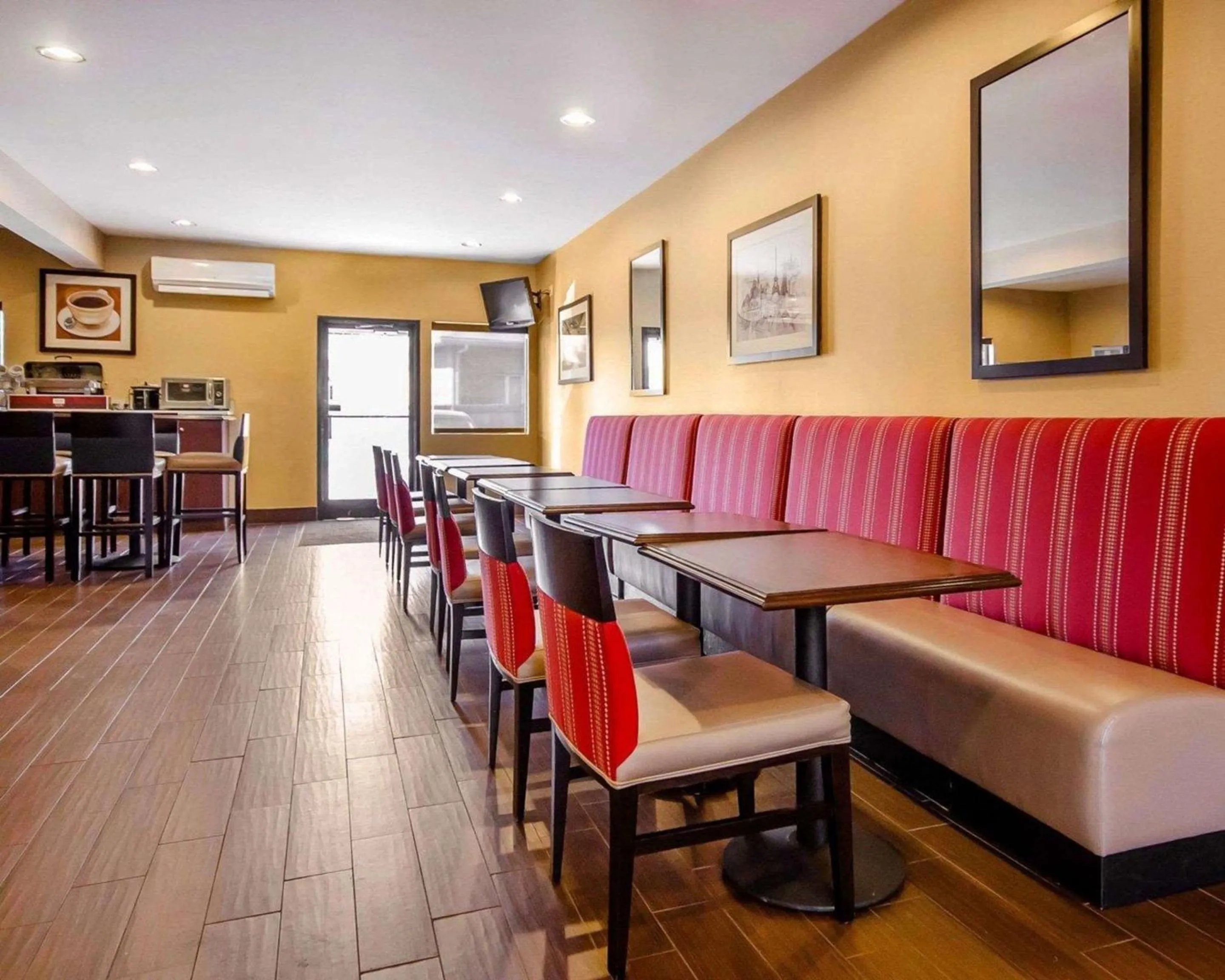 Restaurant/places to eat in Comfort Suites Louisville East