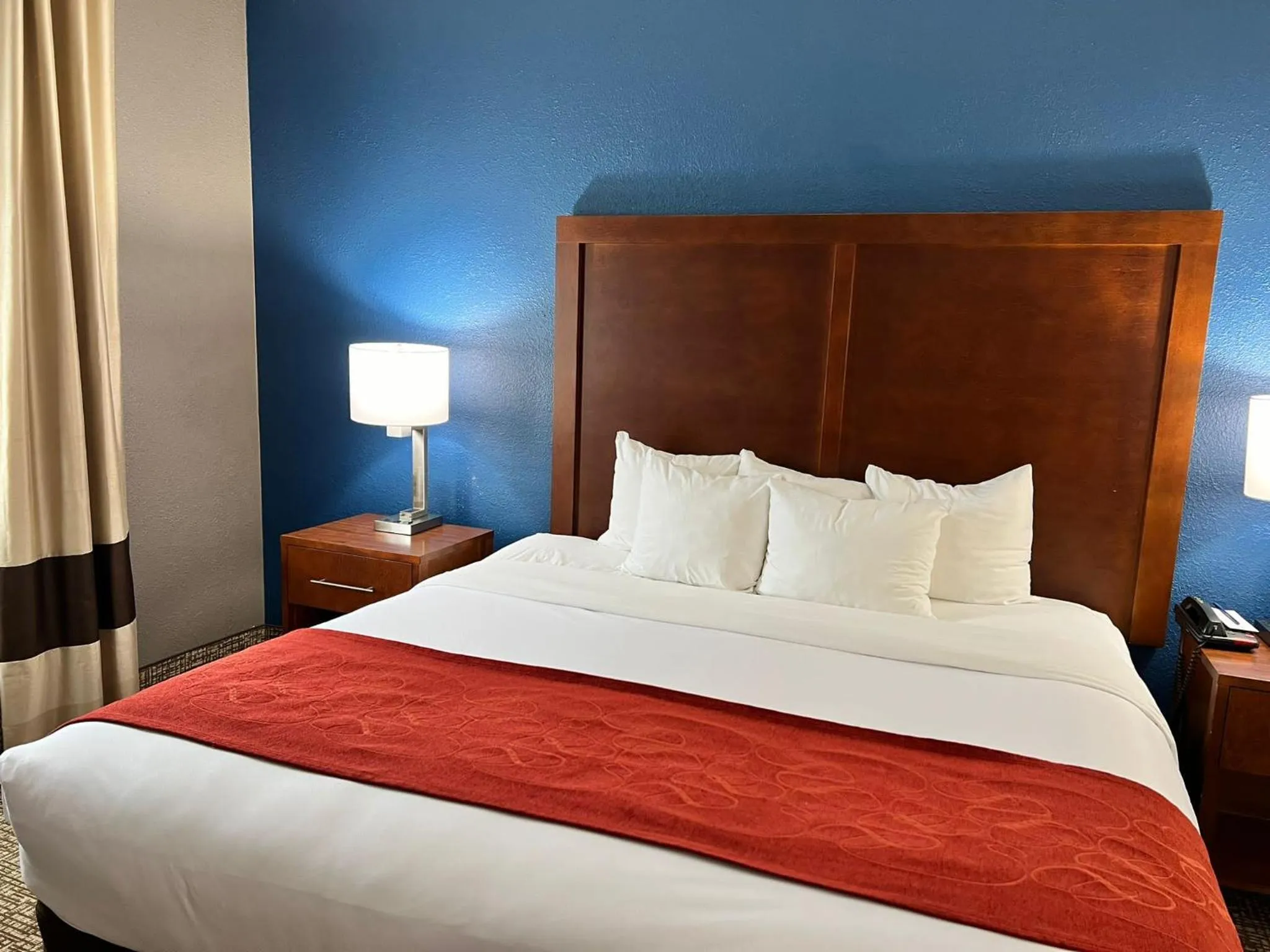 Bedroom, Bed in Comfort Suites Louisville East