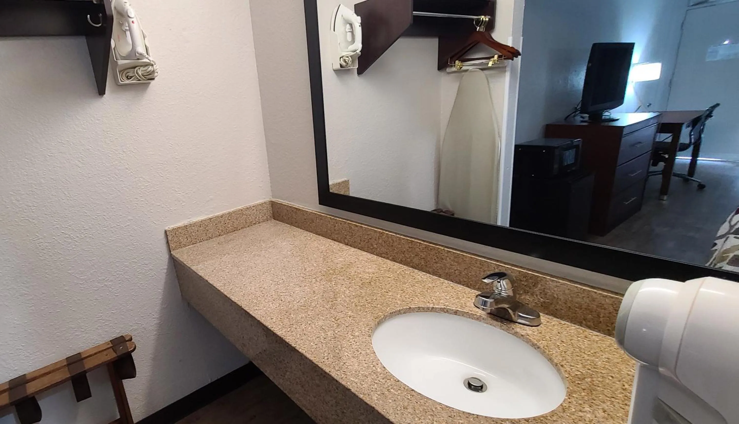 Bathroom in Red Roof Inn Florence, SC