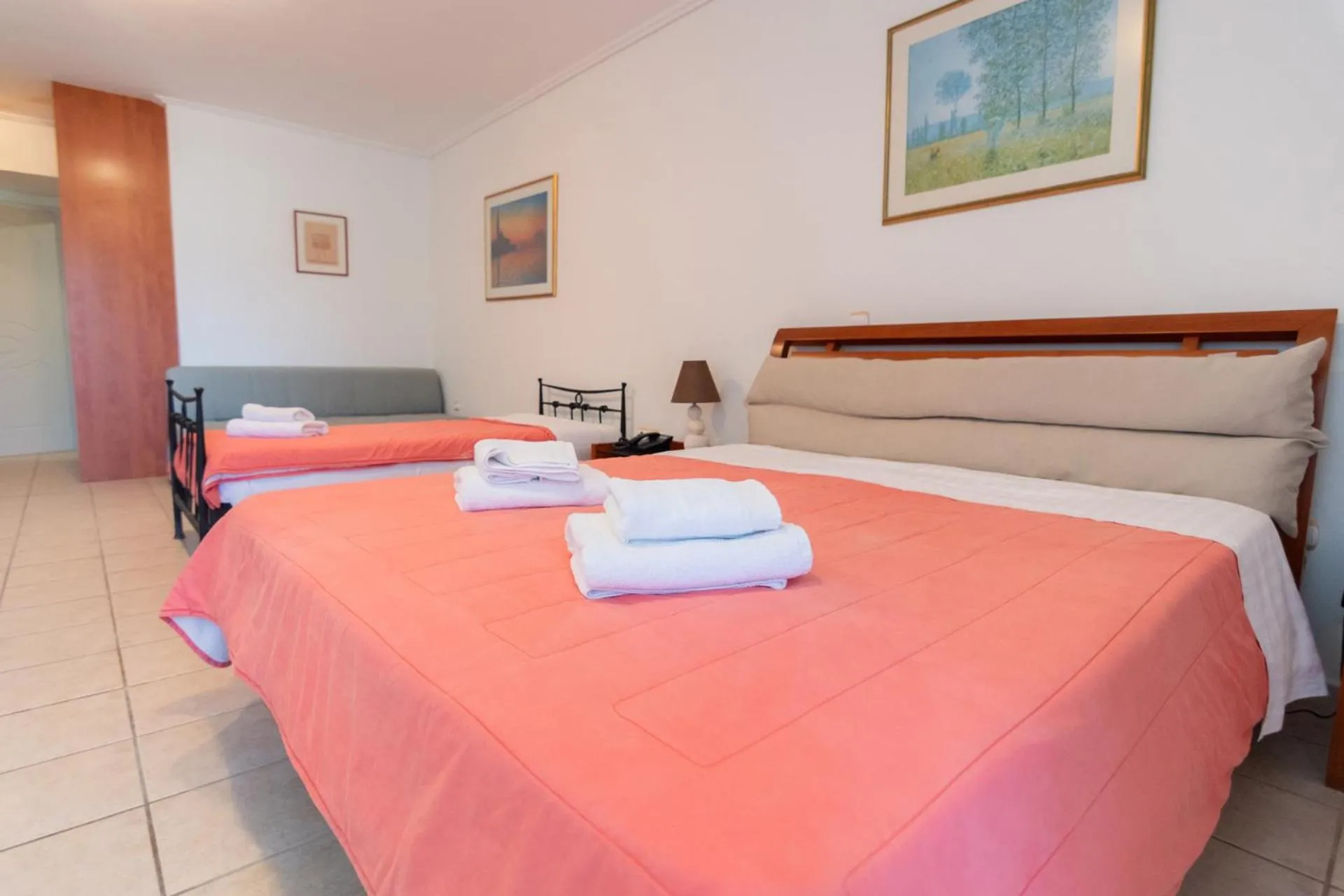 Bed in Hotel Grand Nefeli