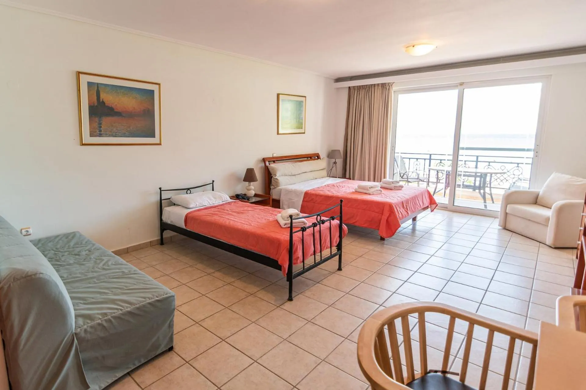 Bed in Hotel Grand Nefeli