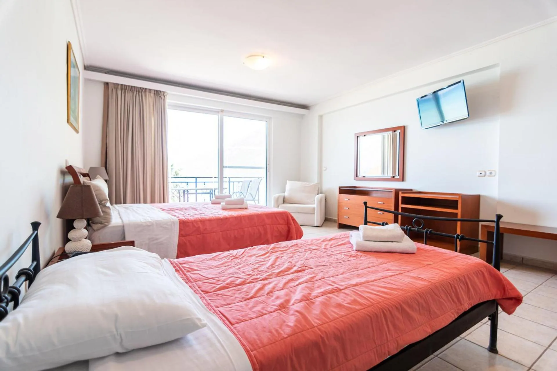 Bed in Hotel Grand Nefeli