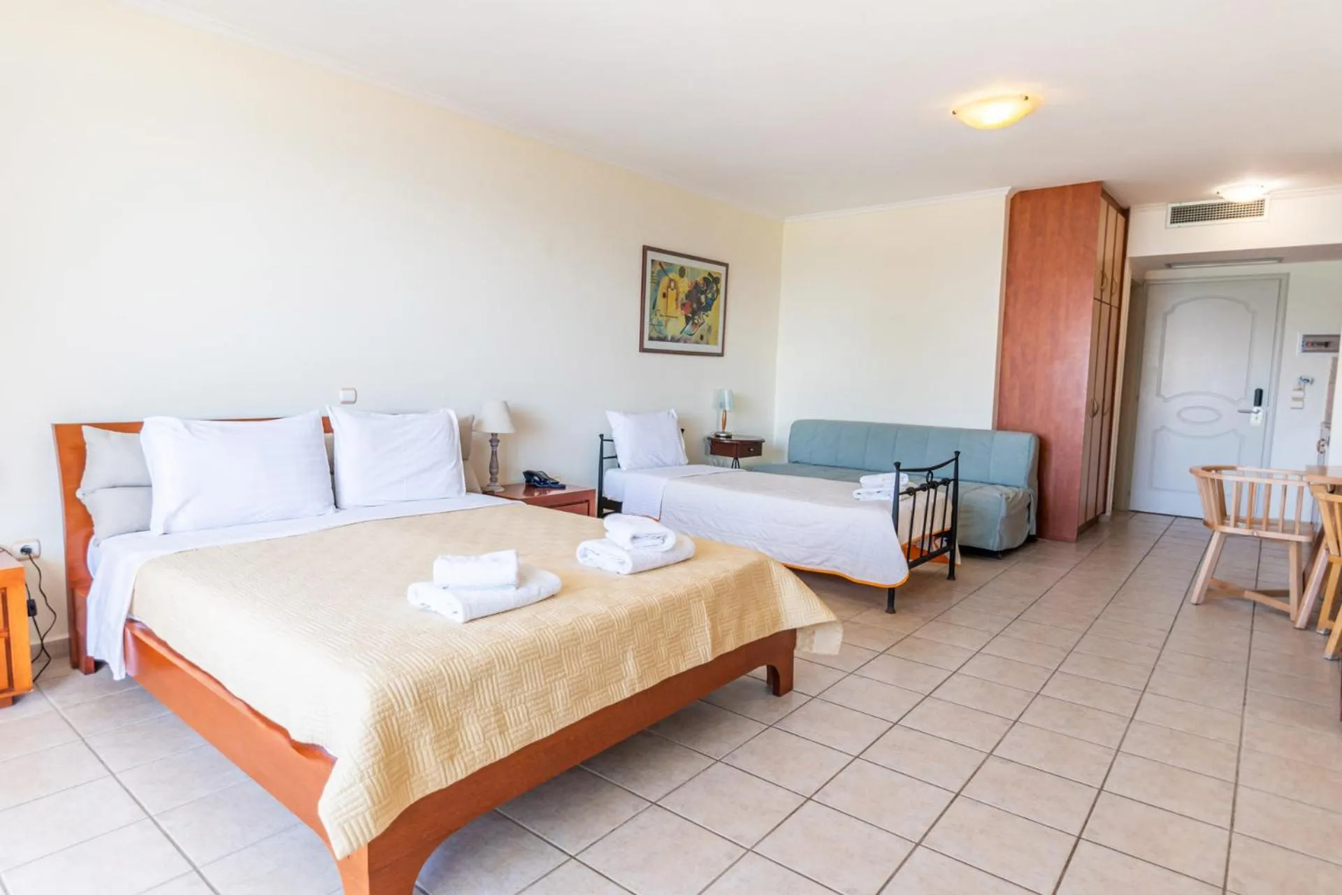 Bed in Hotel Grand Nefeli