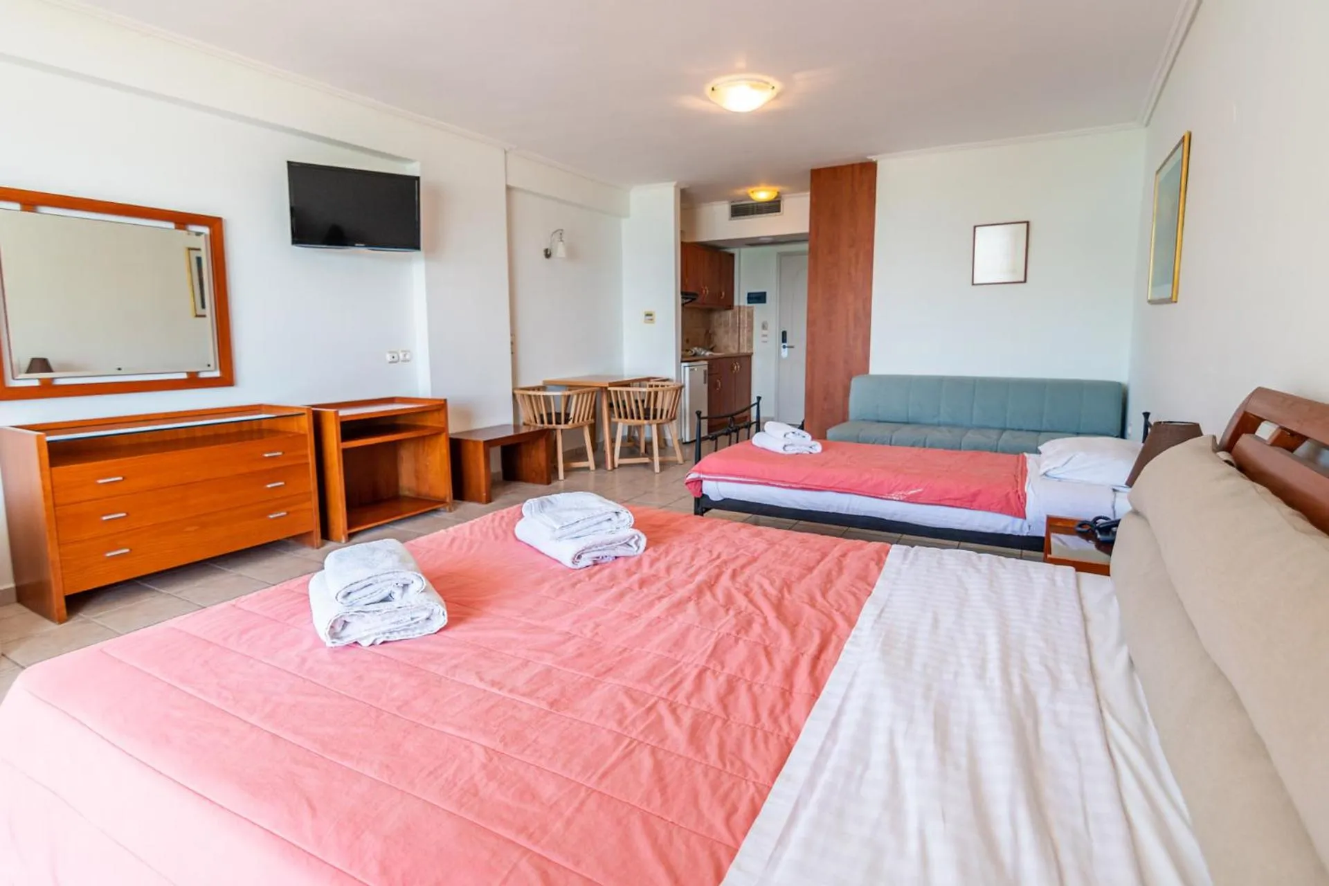 Bed in Hotel Grand Nefeli