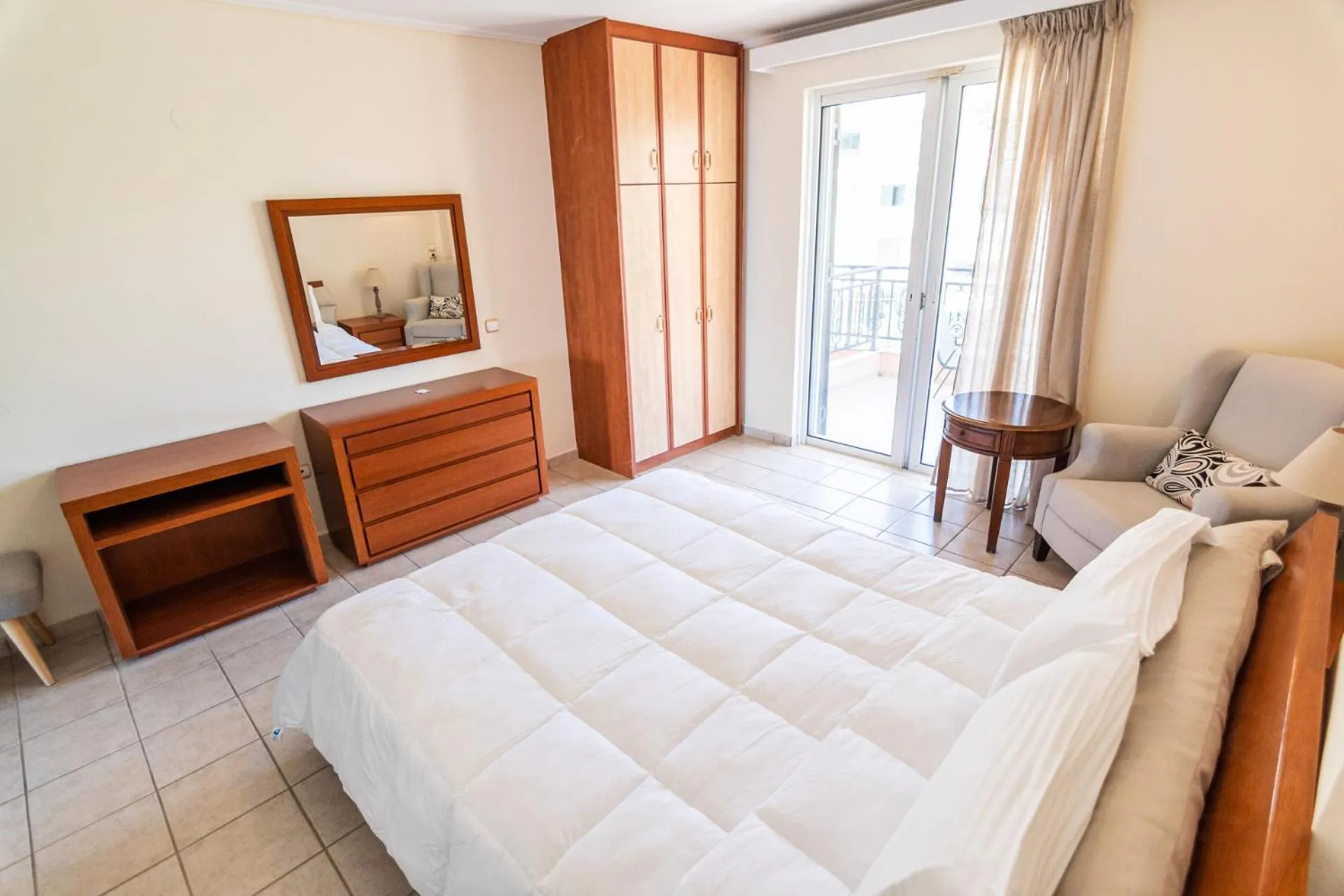 Bed in Hotel Grand Nefeli