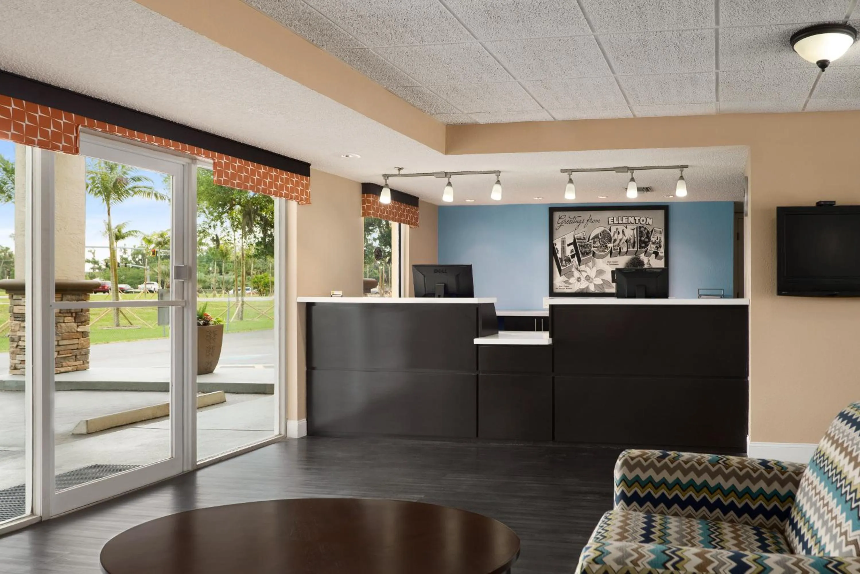 Lobby or reception in Super 8 by Wyndham Ellenton Bradenton Area