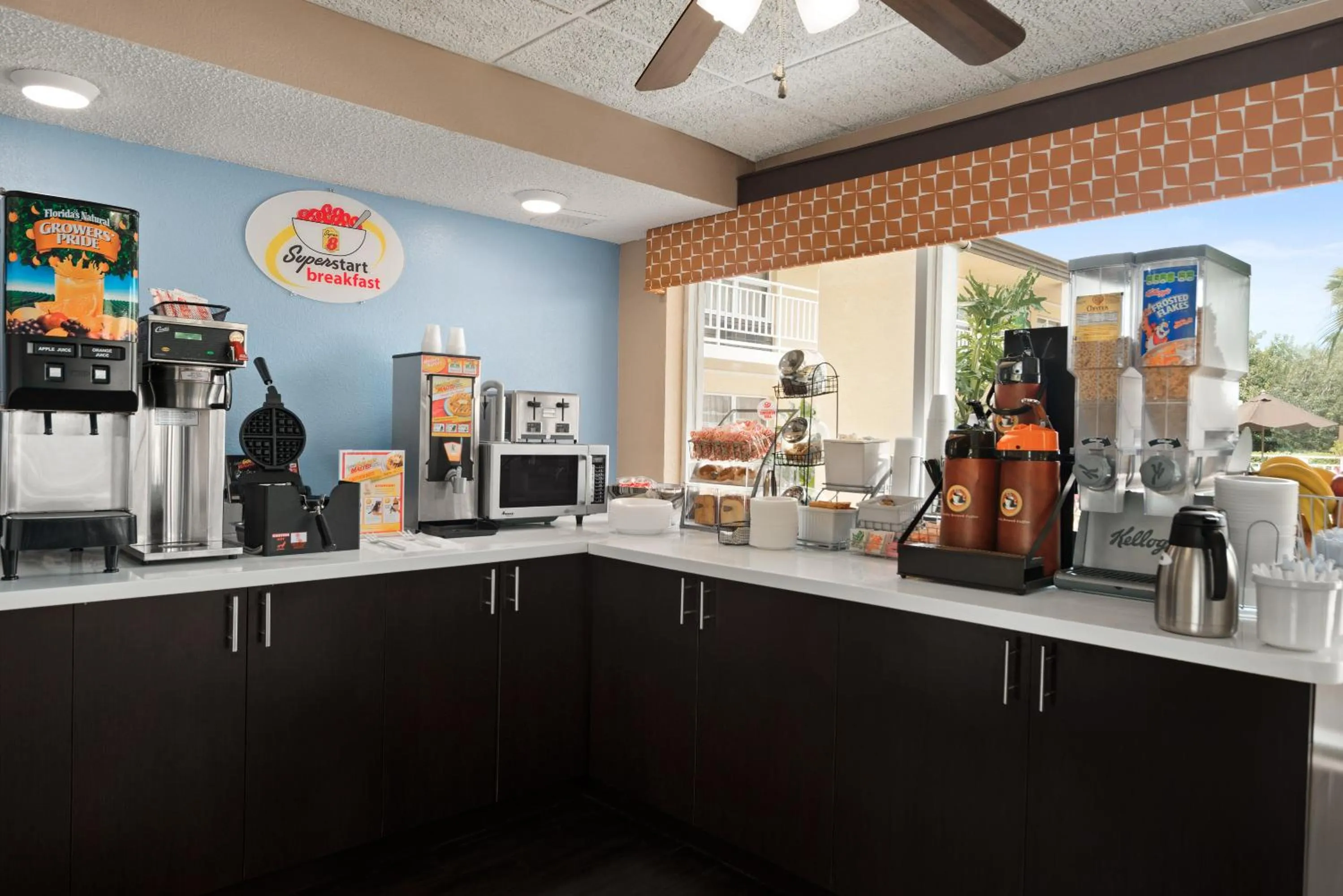 Restaurant/places to eat in Super 8 by Wyndham Ellenton Bradenton Area