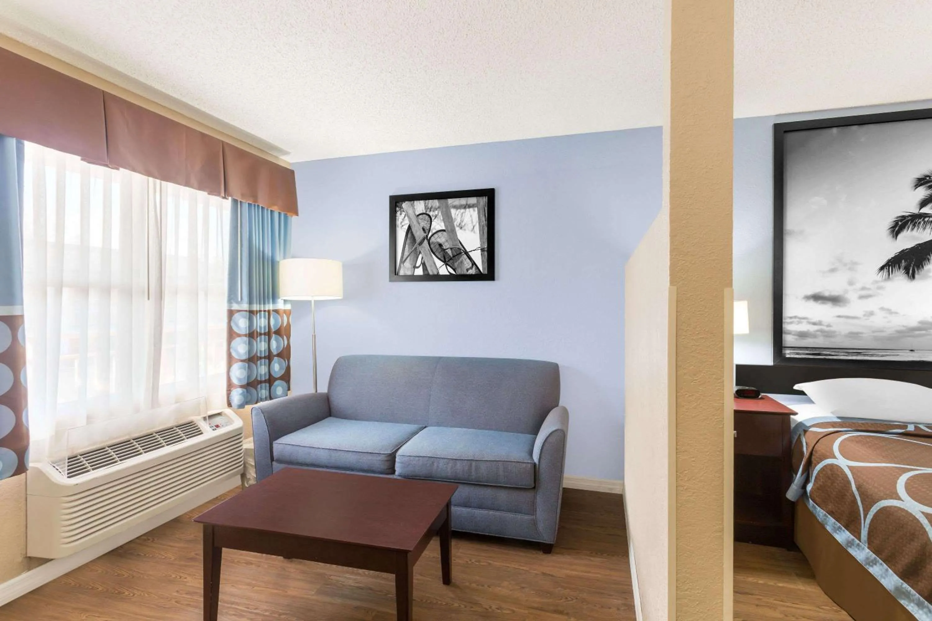 Photo of the whole room, Bed in Super 8 by Wyndham Ellenton Bradenton Area