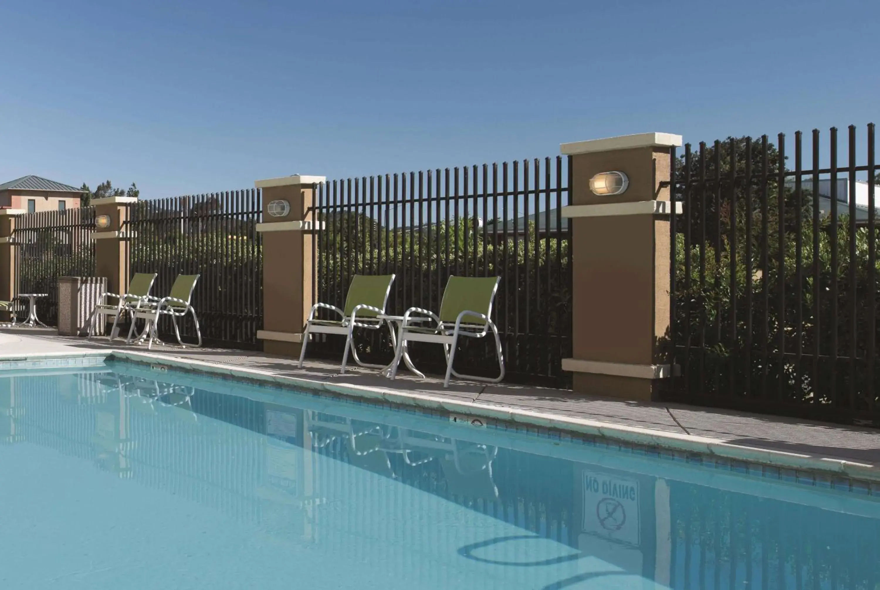 Pool view in La Quinta by Wyndham Fairfield - Napa Valley Pool view in La Quinta by Wyndham Fairfield - Napa Valley
