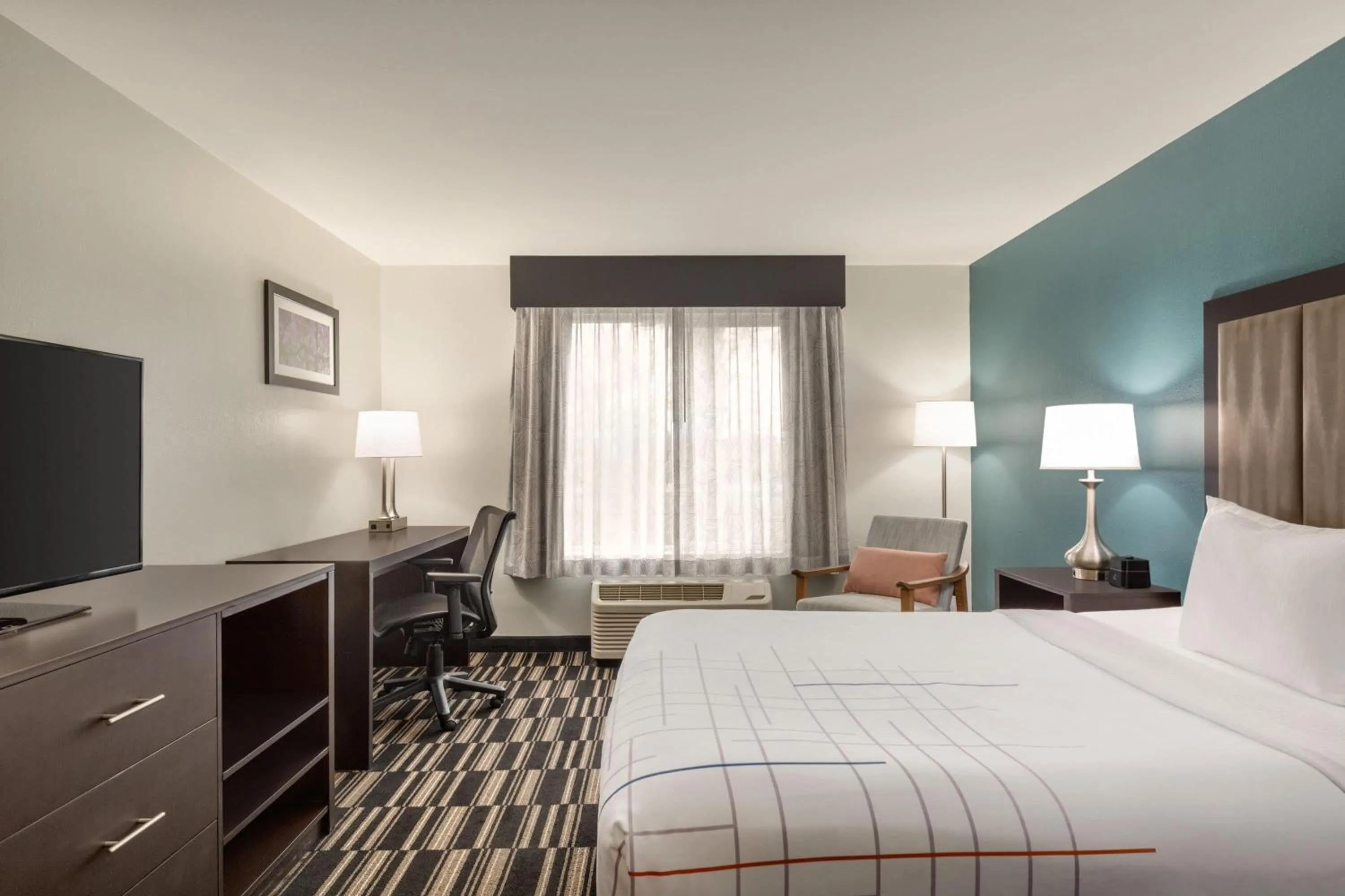 Photo of the whole room, Bed in La Quinta by Wyndham Fairfield - Napa Valley