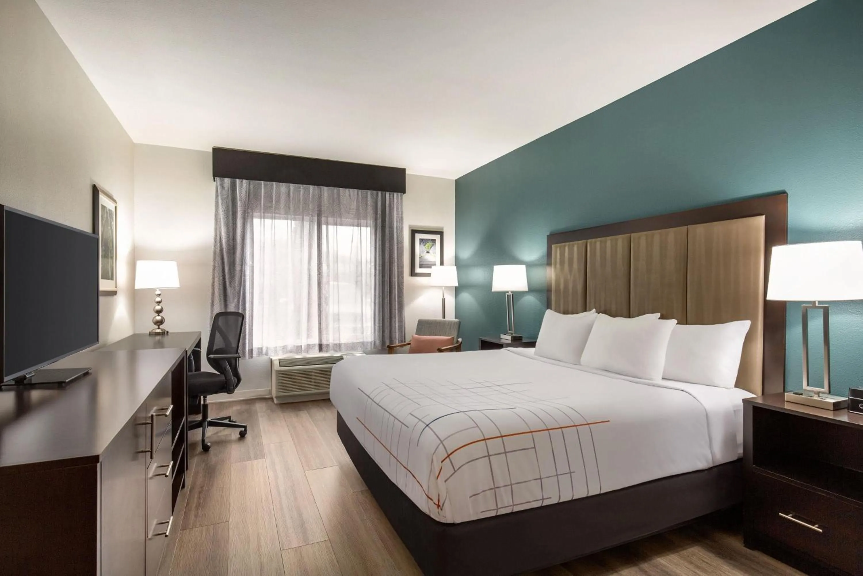 Photo of the whole room, Bed in La Quinta by Wyndham Fairfield - Napa Valley