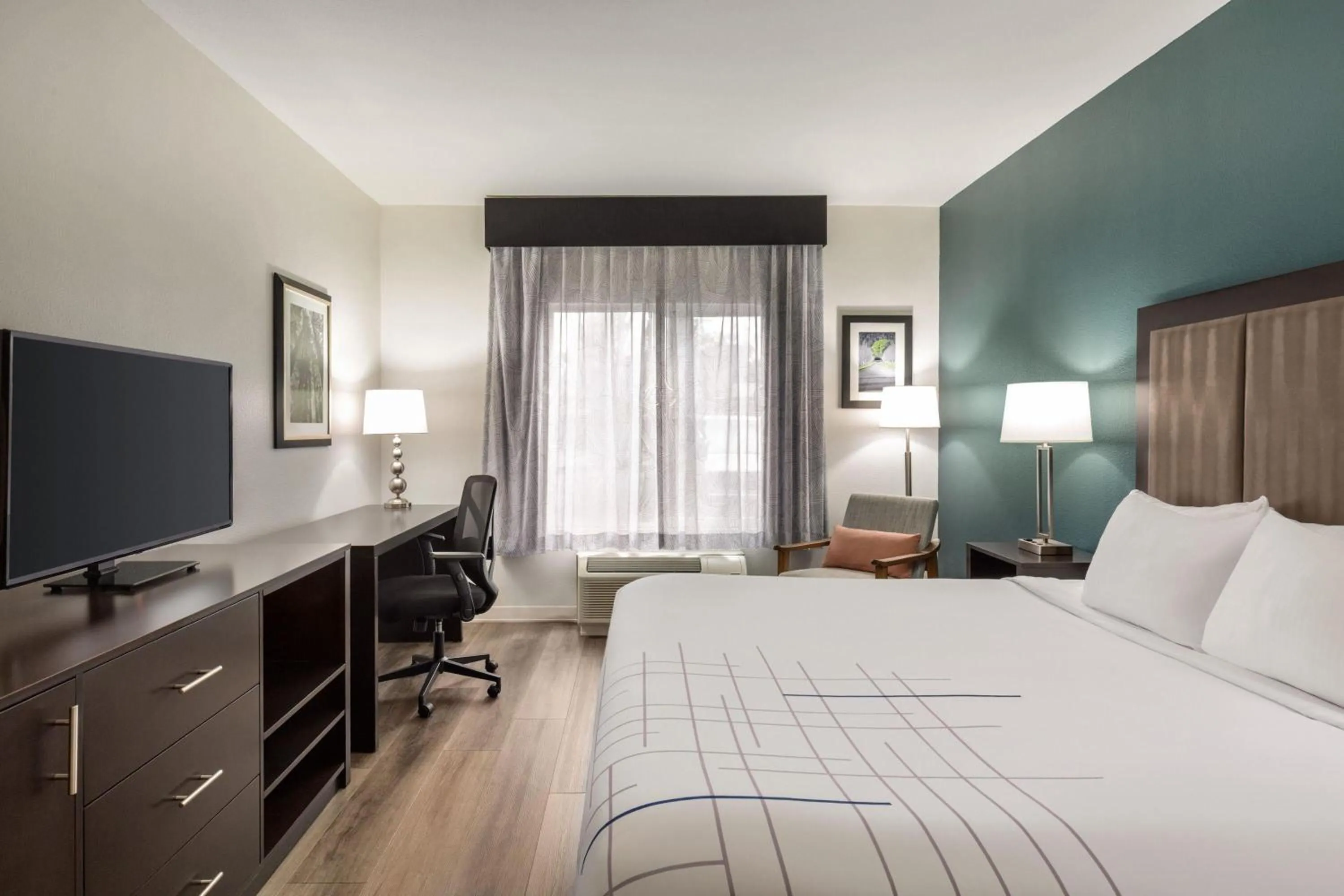 Photo of the whole room, Bed in La Quinta by Wyndham Fairfield - Napa Valley