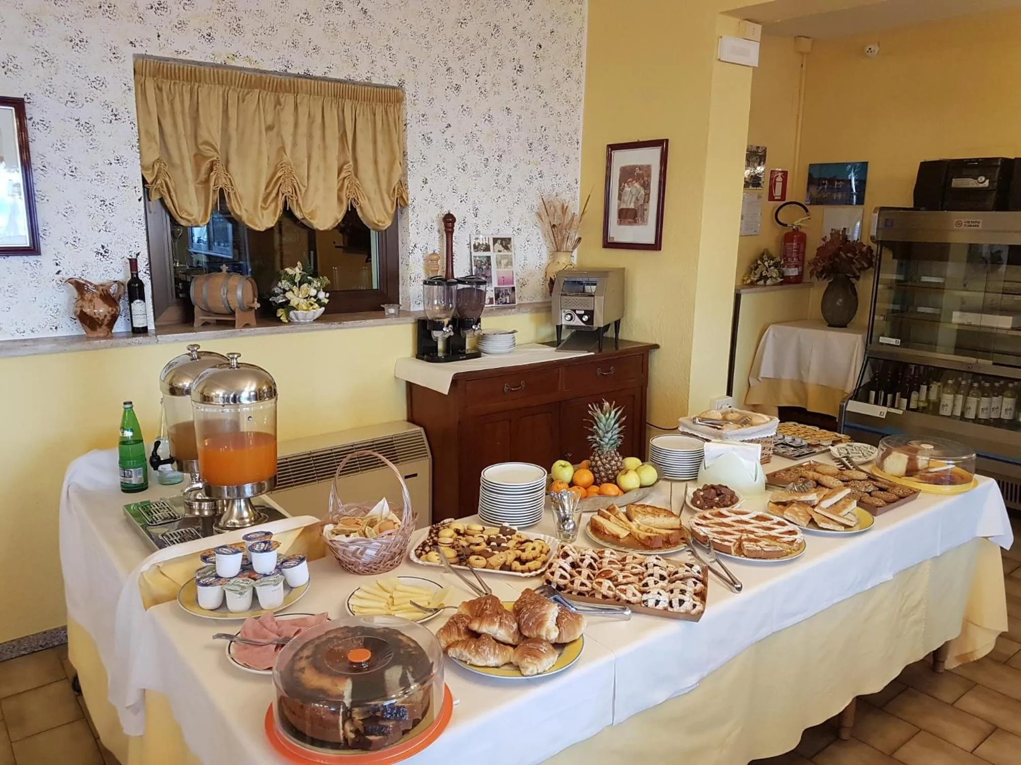 Buffet breakfast in Hotel Eden Sul Lago