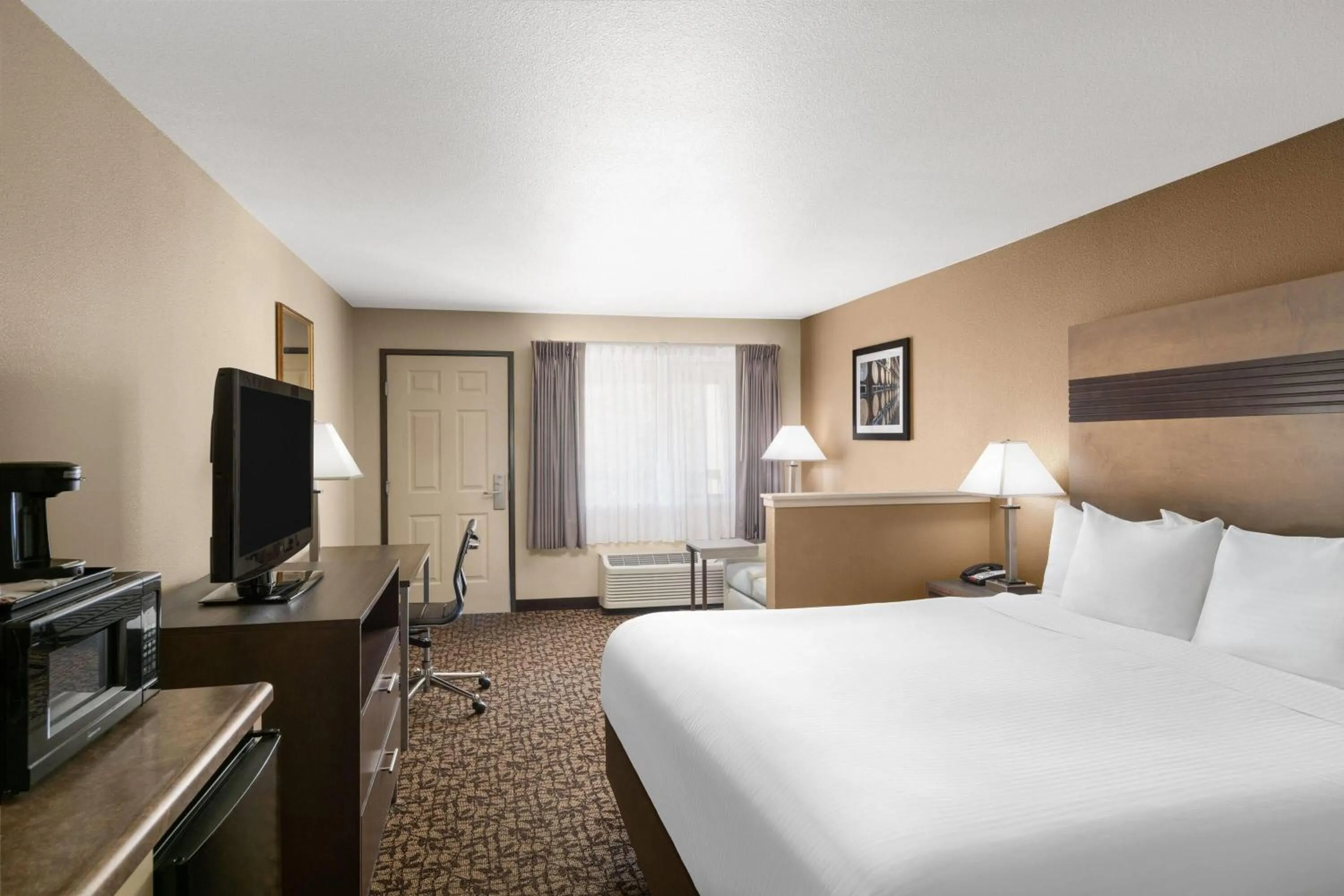 Photo of the whole room, Bed in Hawthorn Suites by Wyndham Napa Valley